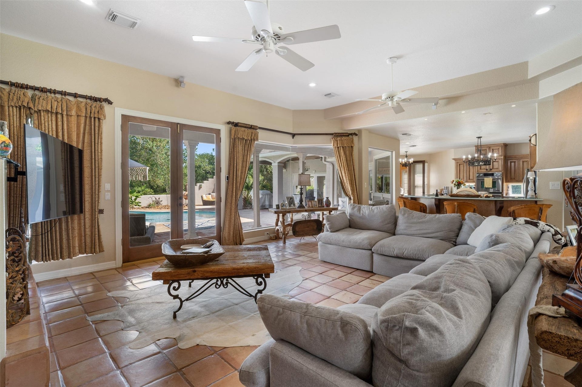 2150 Hewitt Street, League City, TX 77573 Open concept living space
