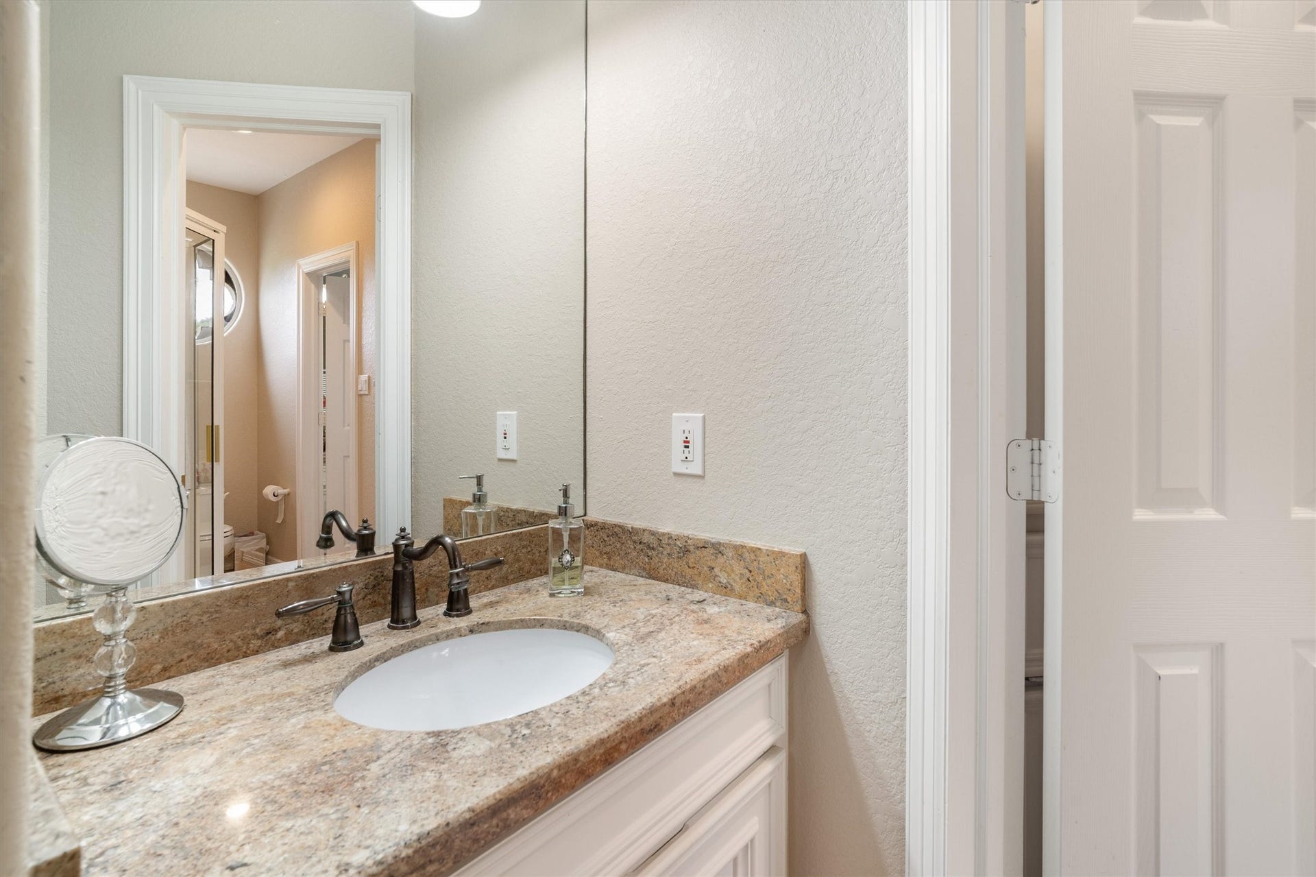 2150 Hewitt Street, League City, TX 77573 Jack and Jill bathroom opens up to tub/shower