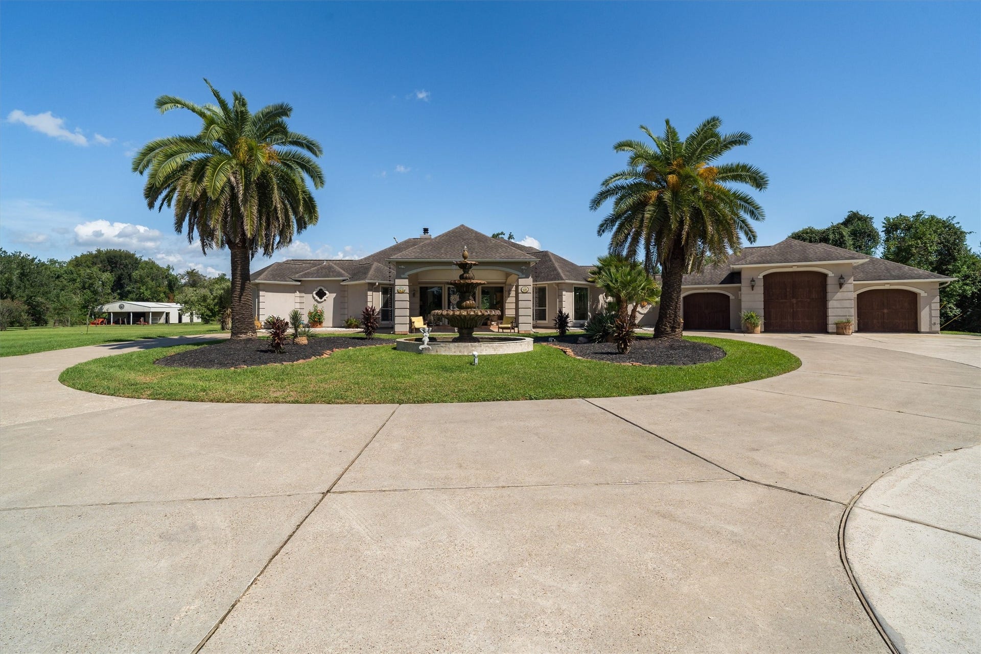 2150 Hewitt Street, League City, TX 77573 5 car garage with circle drive