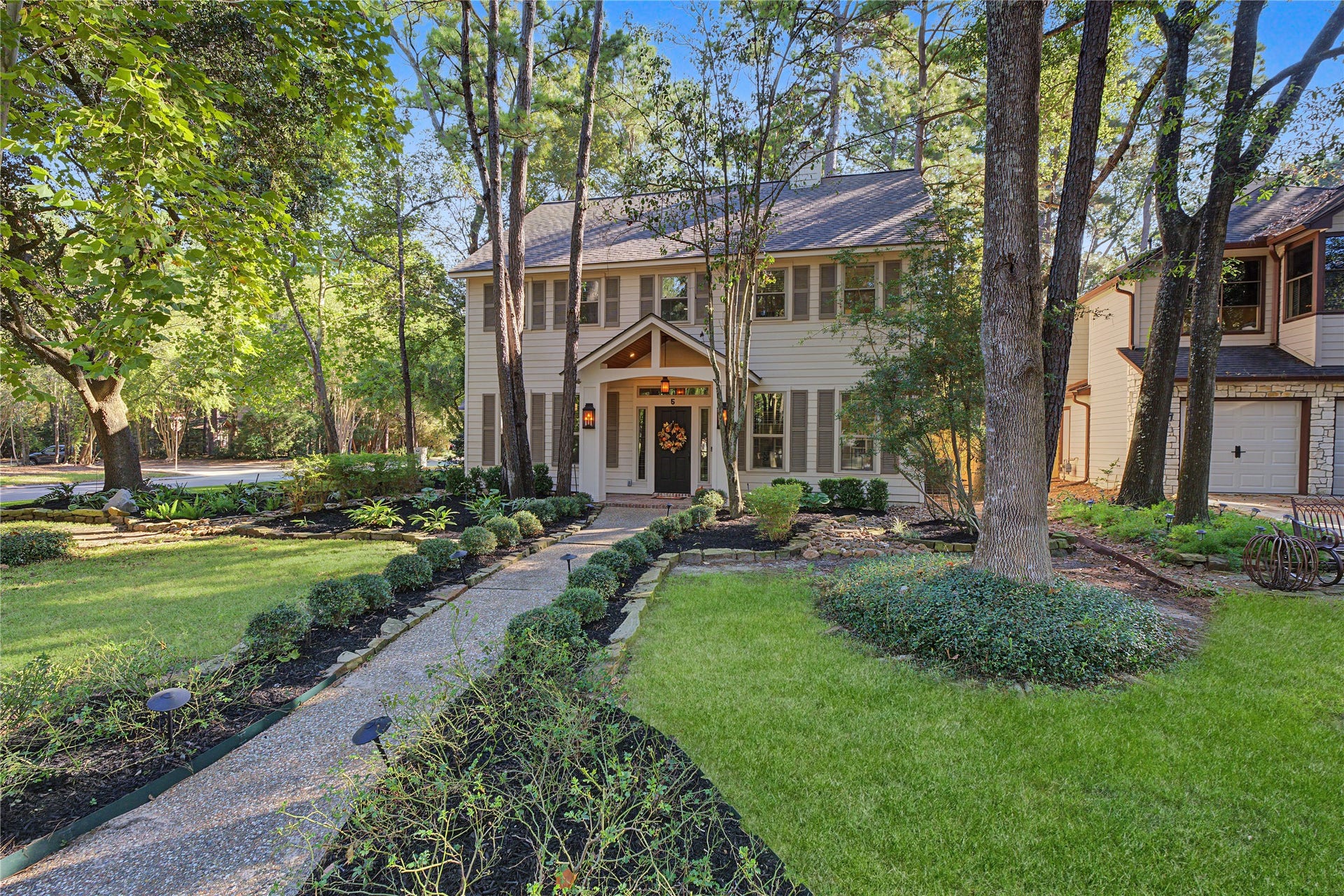 5 Otter Pond Place, The Woodlands, TX 77381 Perfectly positioned in the heart of The Woodlands, this home puts you minutes away from premier dining, boutique shopping, and world-class entertainment.