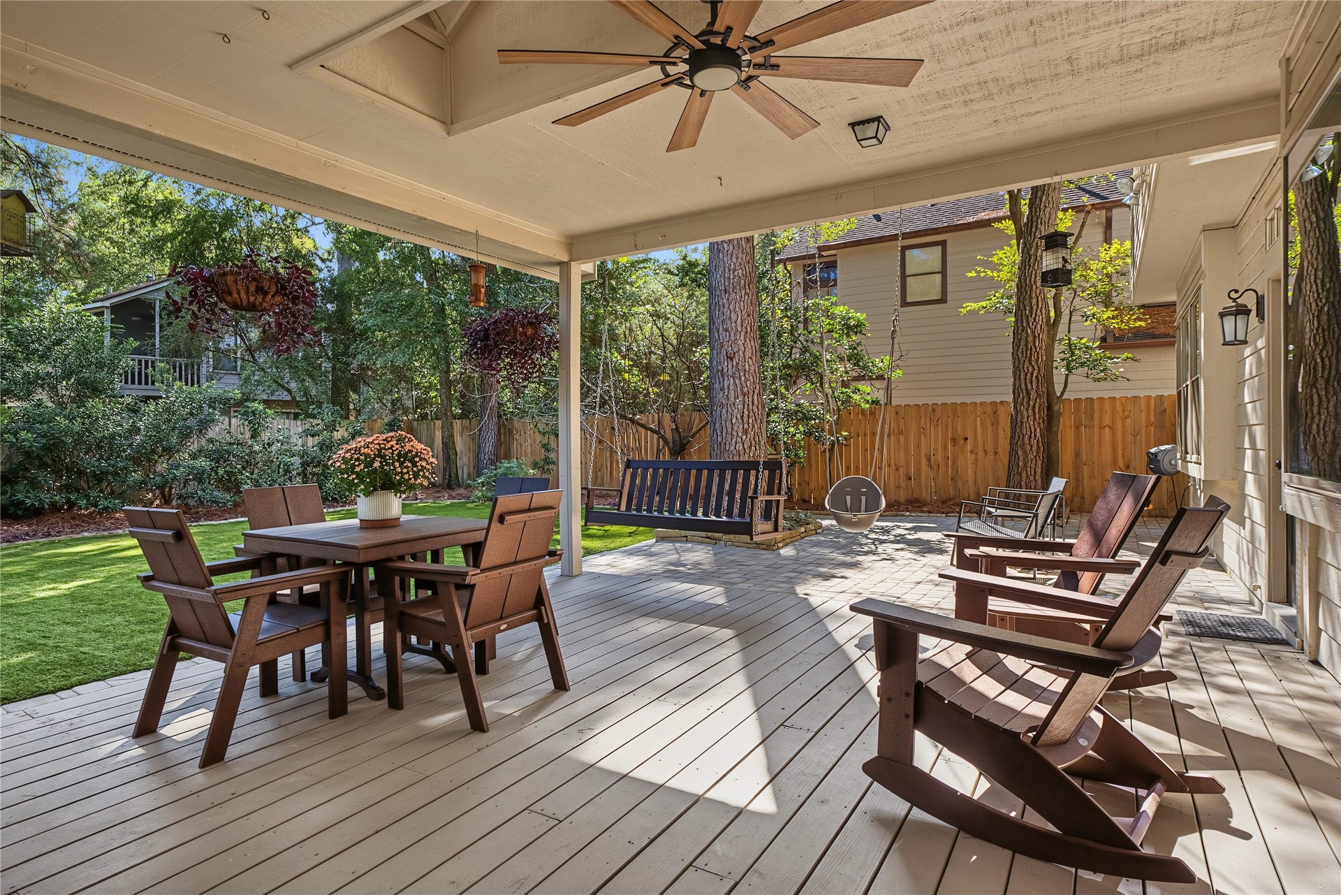 5 Otter Pond Place, The Woodlands, TX 77381 This beautiful covered porch provides a comfortable and inviting outdoor living space perfect for relaxing or entertaining.