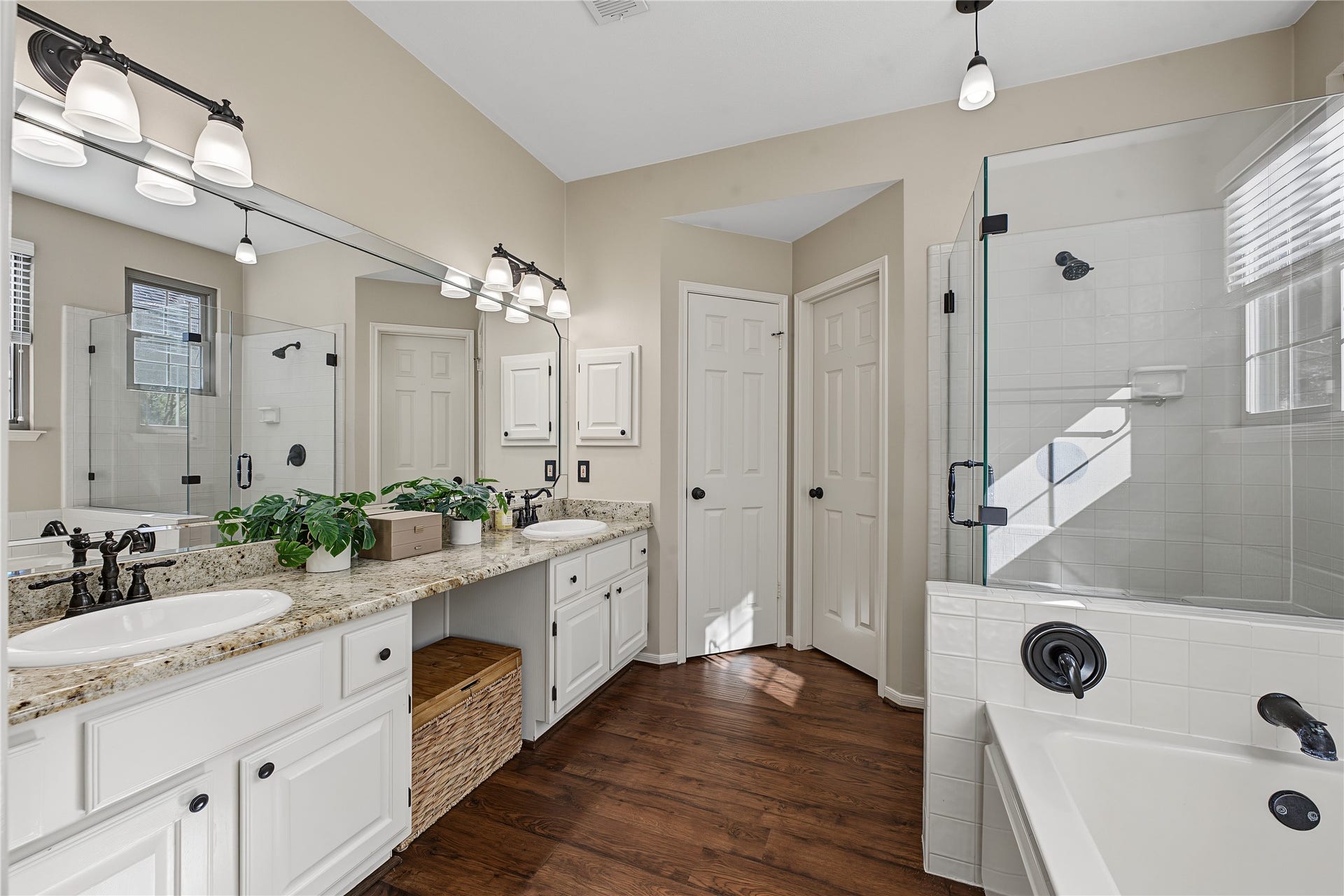 5 Otter Pond Place, The Woodlands, TX 77381 Primary bathroom featuring a spacious soaking tub and a separate walk-in shower.