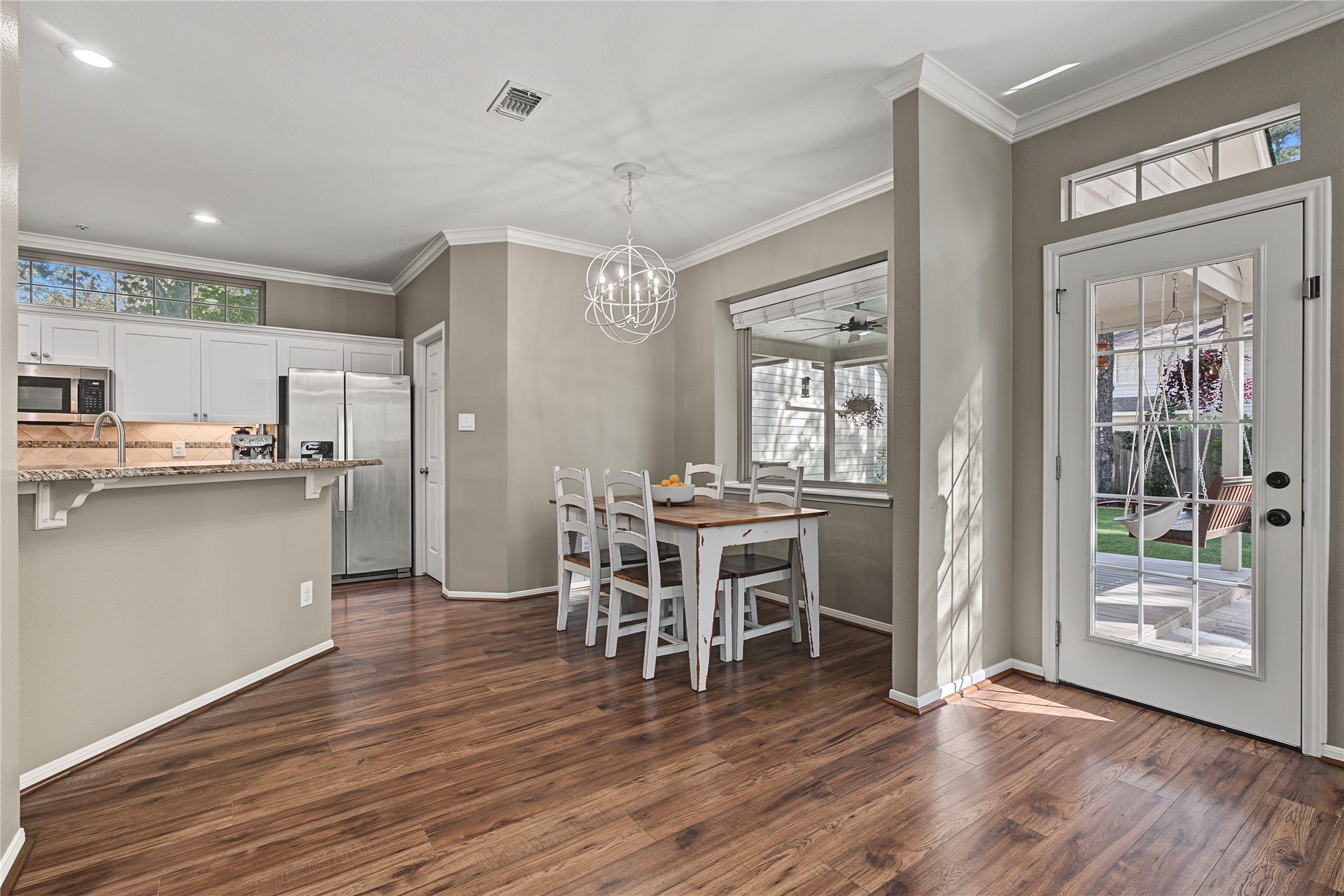 5 Otter Pond Place, The Woodlands, TX 77381 Open-concept kitchen fills with natural light during the day and offers modern lighting for night.