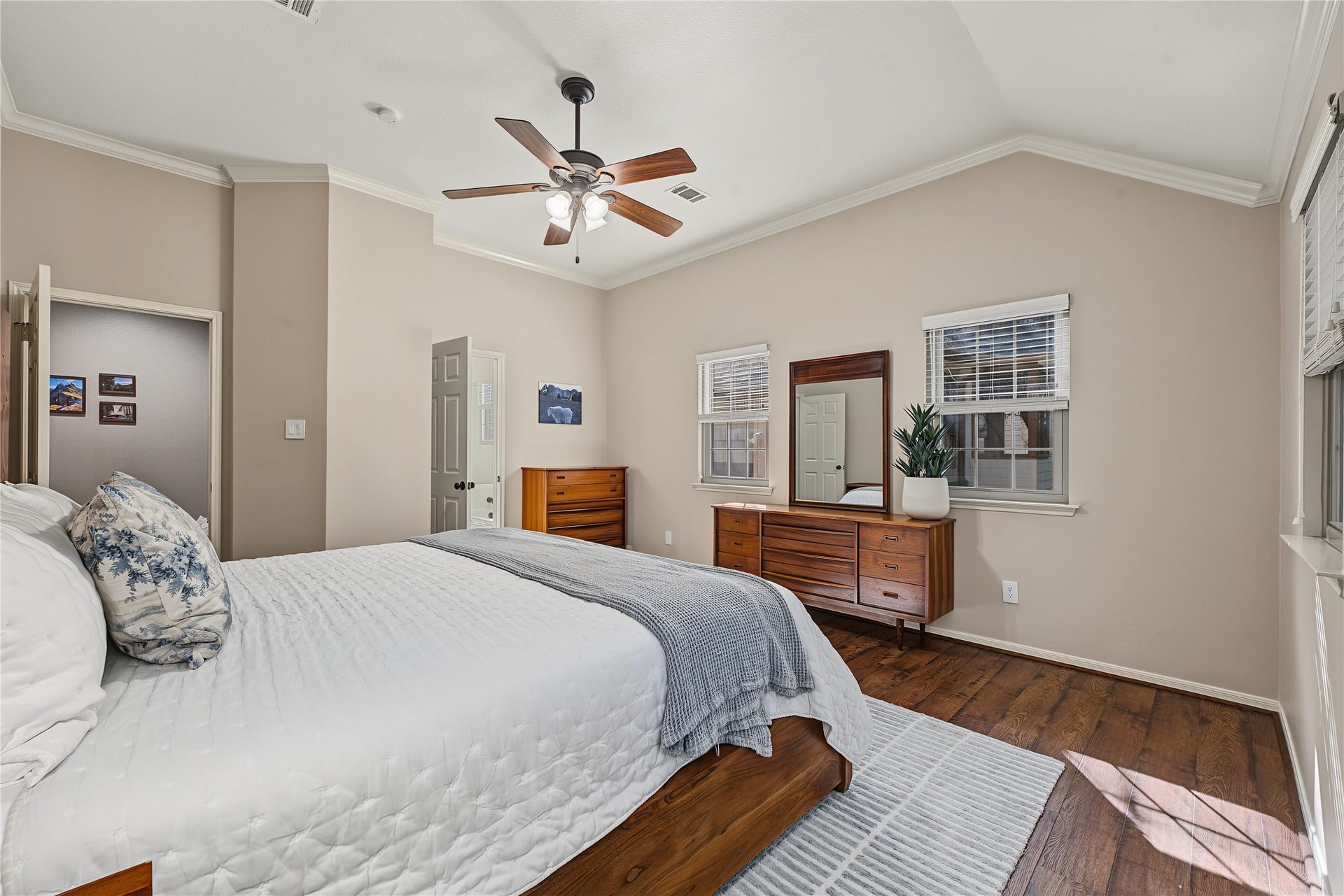 5 Otter Pond Place, The Woodlands, TX 77381 Fresh neutral paint and elegant crown moulding offer a warm elegance that every primary suite deserves.