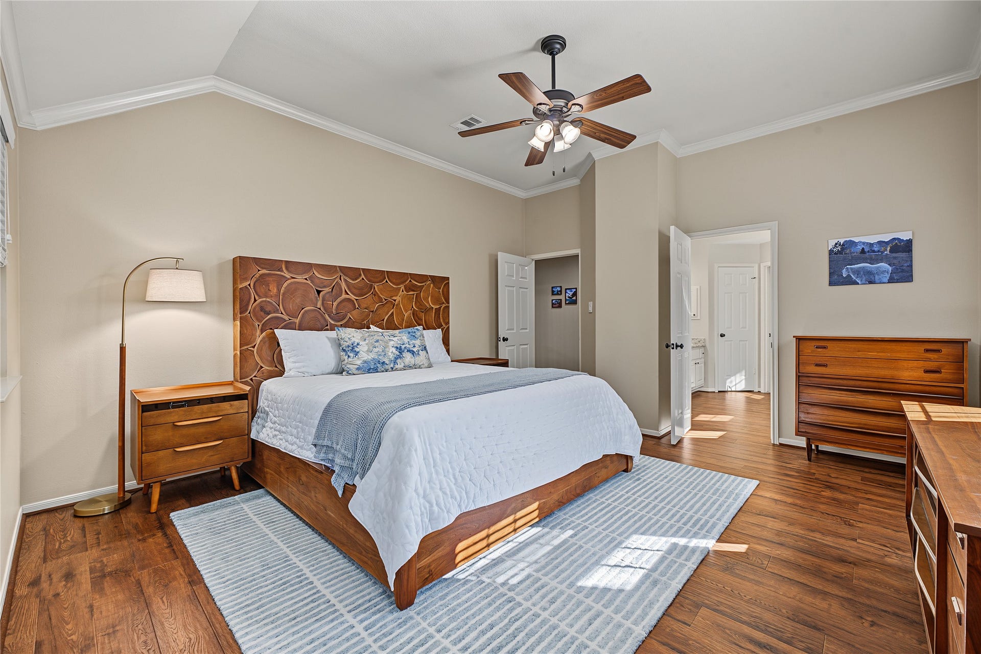 5 Otter Pond Place, The Woodlands, TX 77381 Spacious primary suite with high vaulted ceiling and updated flooring.