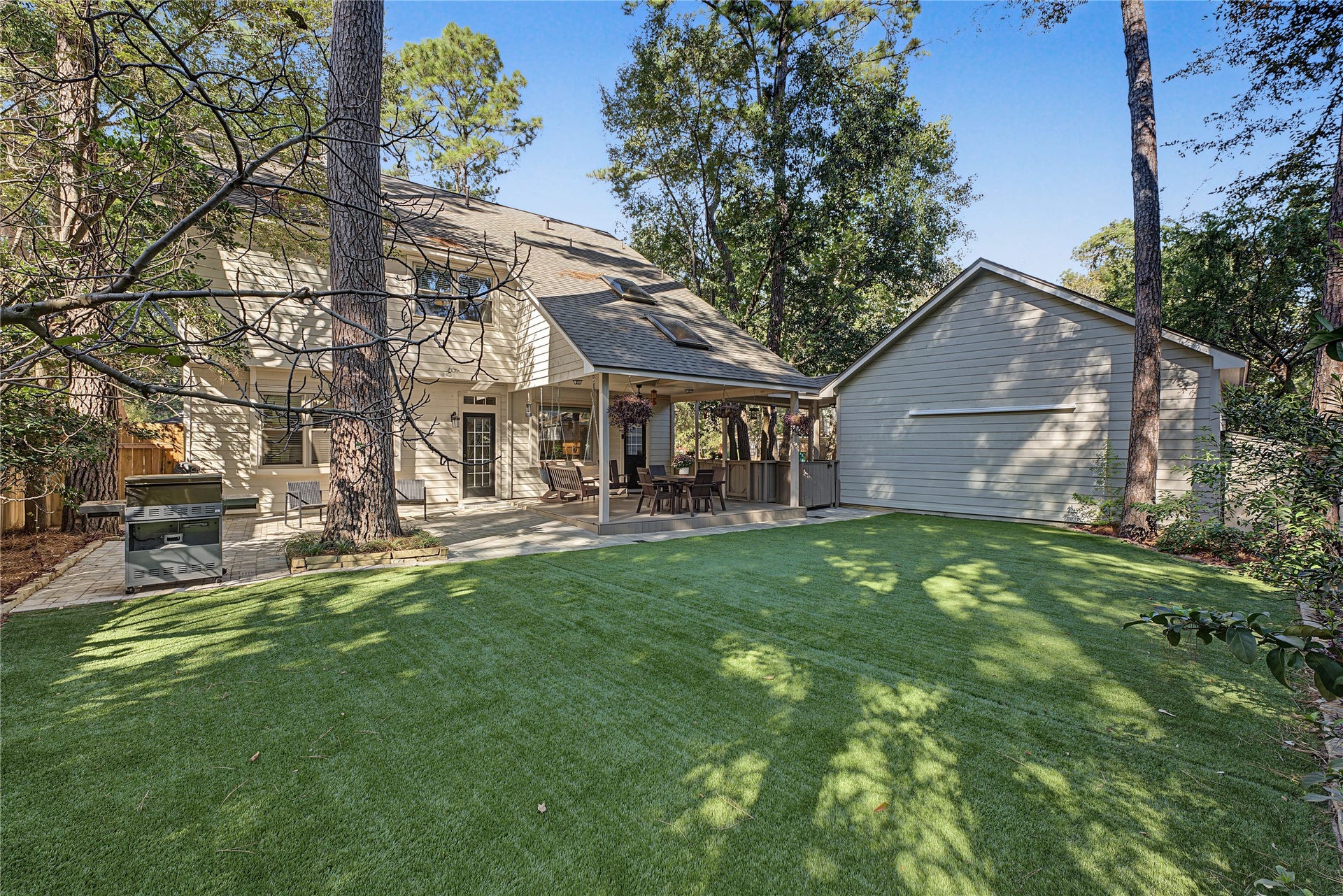 5 Otter Pond Place, The Woodlands, TX 77381 The detached garage offers a covered walkway to the home, perfect for inclement weather days.