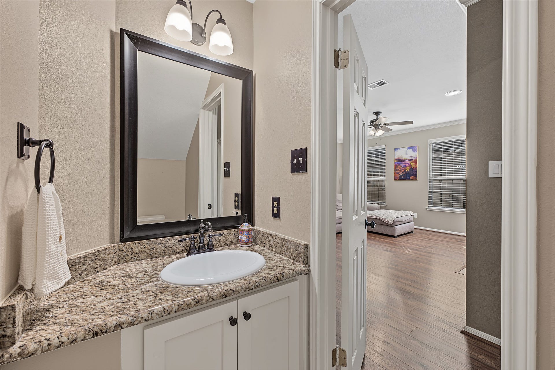 5 Otter Pond Place, The Woodlands, TX 77381 Half bath / powder room located conveniently under the stairs.