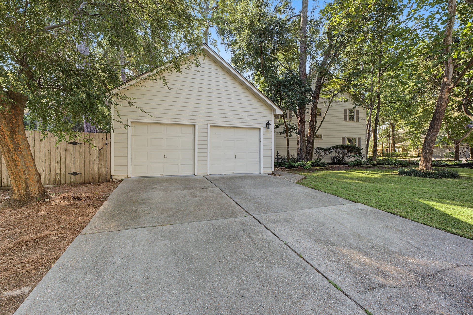 5 Otter Pond Place, The Woodlands, TX 77381 2-car detached garage with ample storage space.
