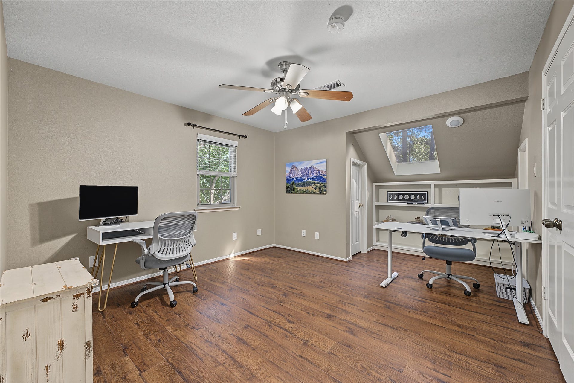 5 Otter Pond Place, The Woodlands, TX 77381 The final upstairs bedroom features a stunning skylight and custom built-in shelving plus THREE closets offering versatile storage.