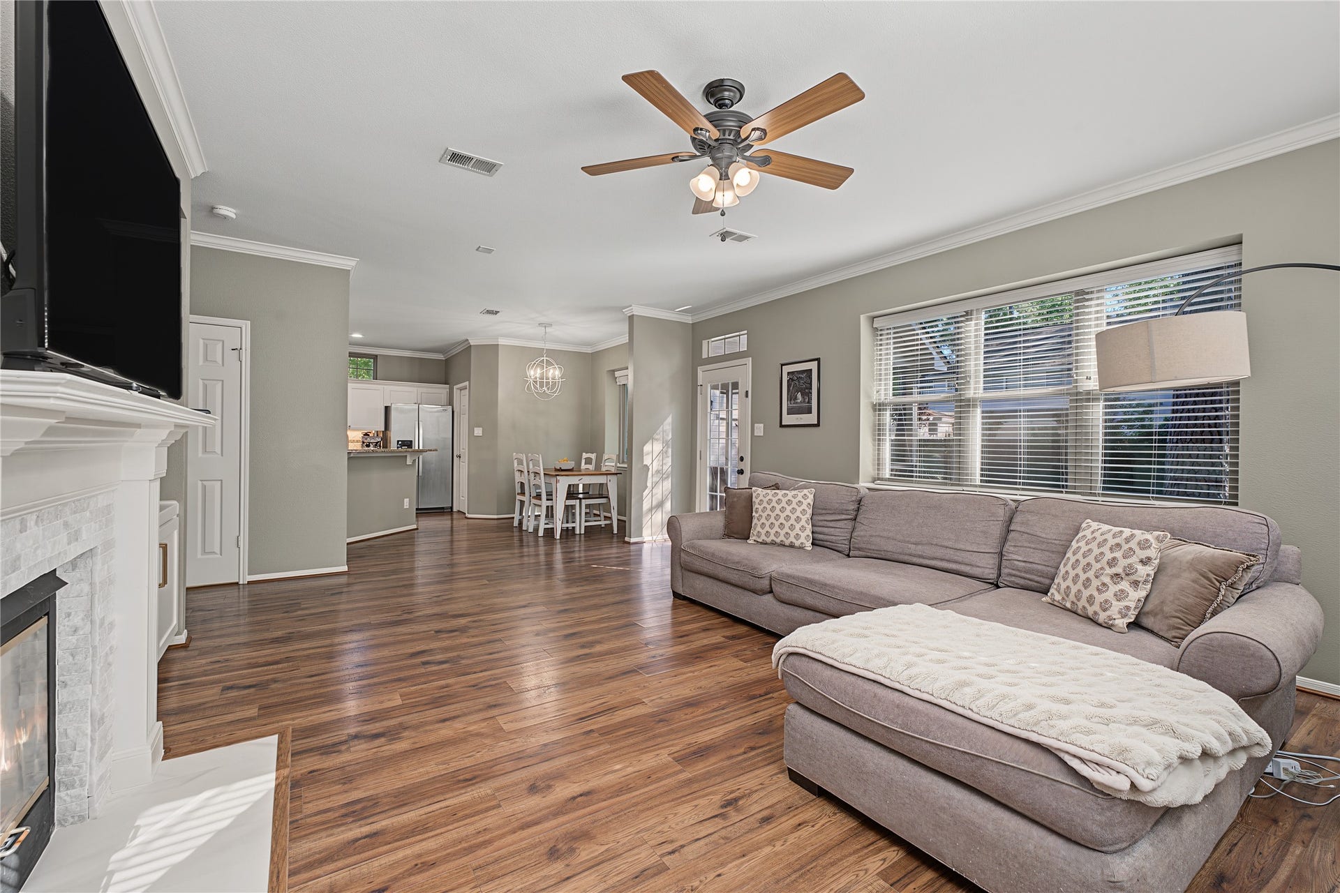 5 Otter Pond Place, The Woodlands, TX 77381 Open concept living and kitchen includes a cozy breakfast nook and bar seating.