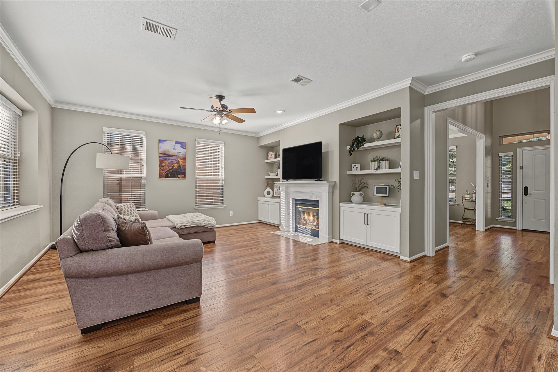 5 Otter Pond Place, The Woodlands, TX 77381 Spacious, open-concept living room that seamlessly flows into the kitchen area.