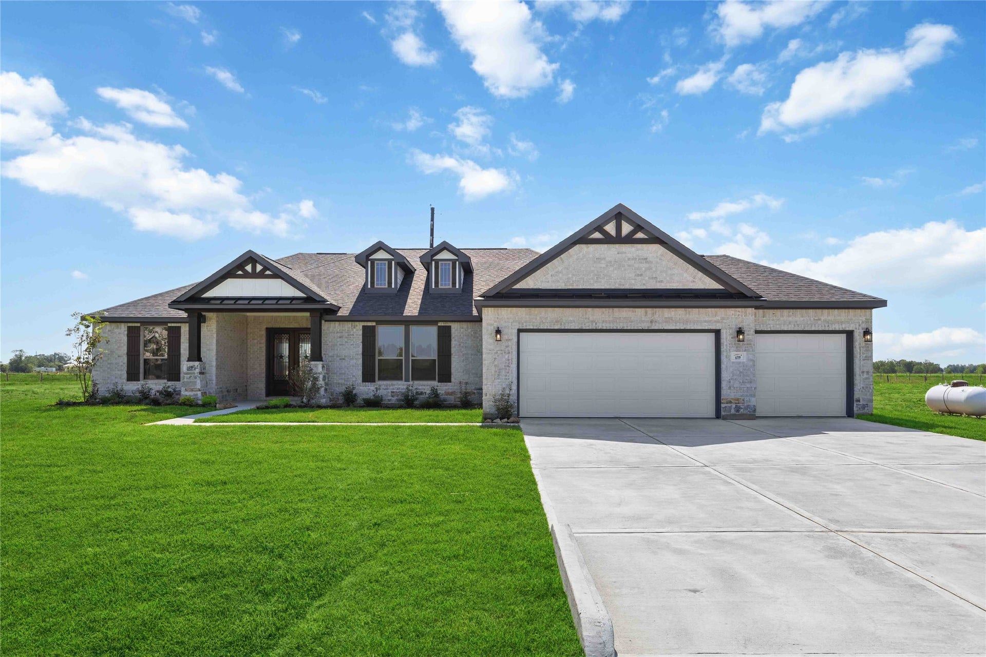 Welcome home to 6719 Pelican Lane located in the peaceful acreage community of Blue Heron Estates, Beasley, TX 77417.