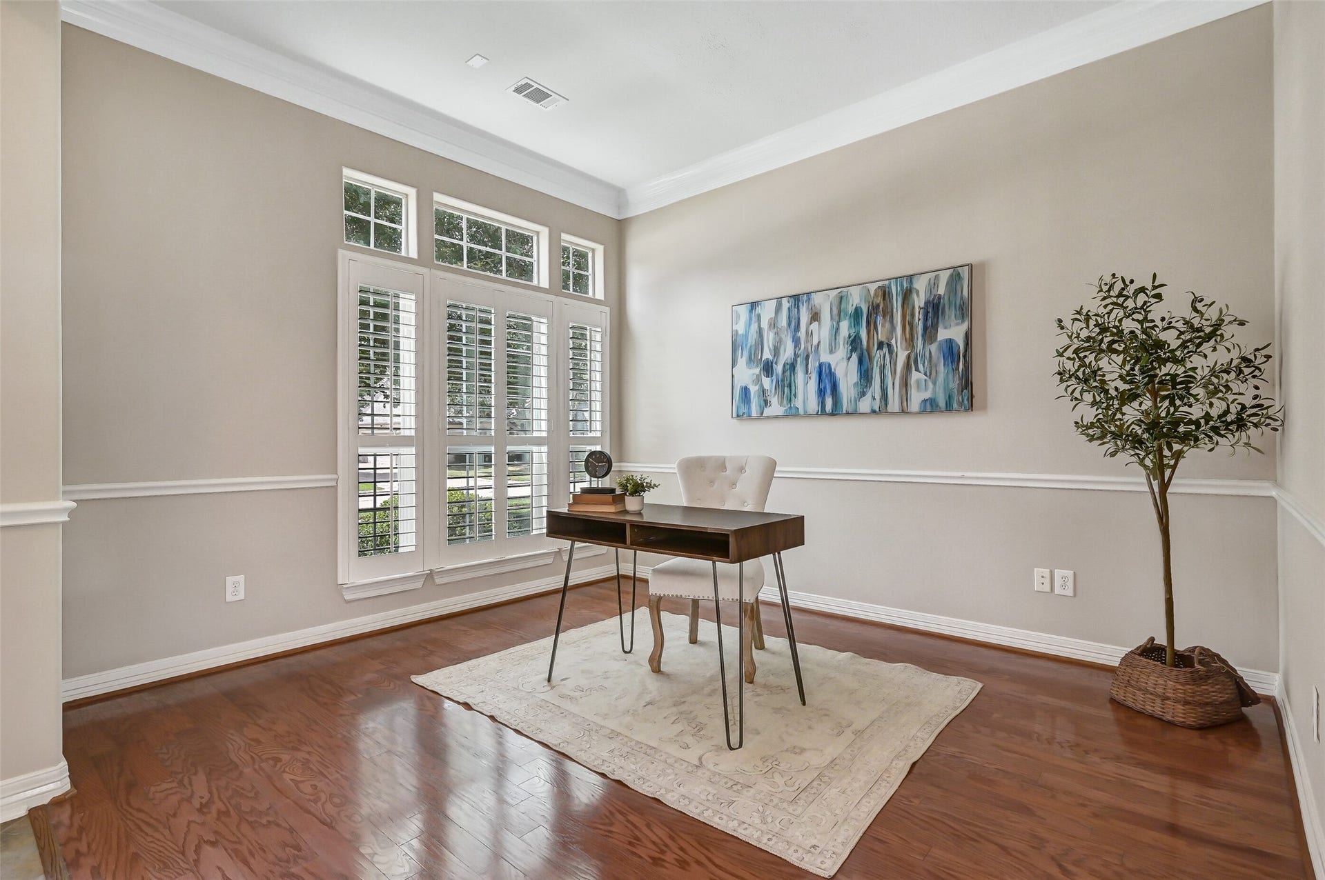 1813 Sandy Lake Drive, Friendswood, TX 77546 Immediately off the entry, this generously sized study offers rich wood flooring, crown molding, chair rail & a wall of plantation-shuttered windows. With plenty of room to adapt to your needs, it could easily serve as a home office, sitting room or additional flex space.