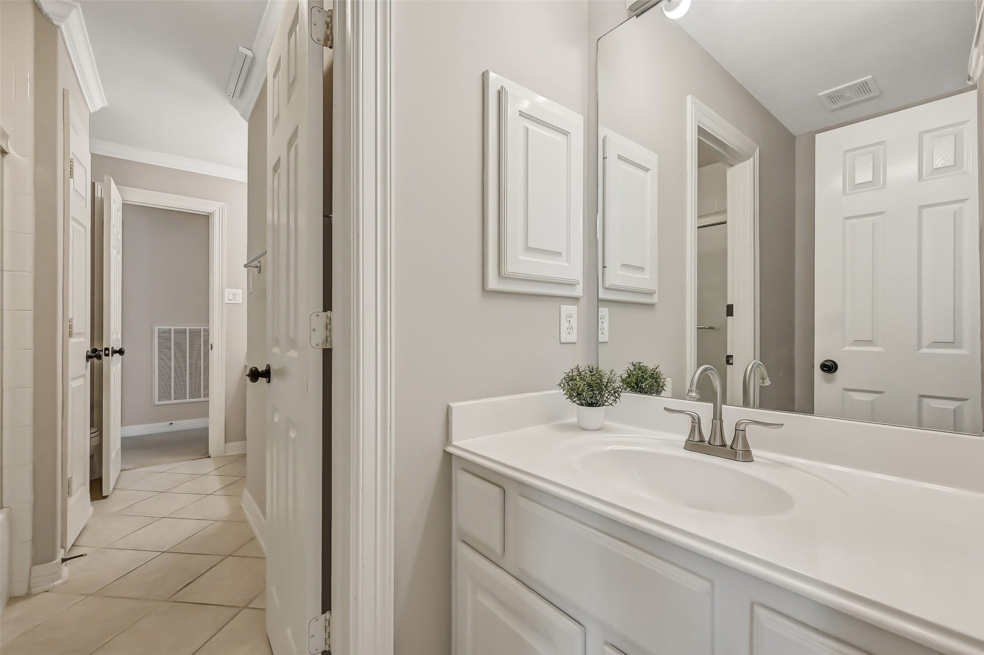 1813 Sandy Lake Drive, Friendswood, TX 77546 A uniquely designed Jack & Jill bath connects the secondary bedroom wings and offers exceptional function with two separate vanity areas, two private commodes & a shared tub/showera clever layout that provides added privacy while keeping the bathing area conveniently accessible.