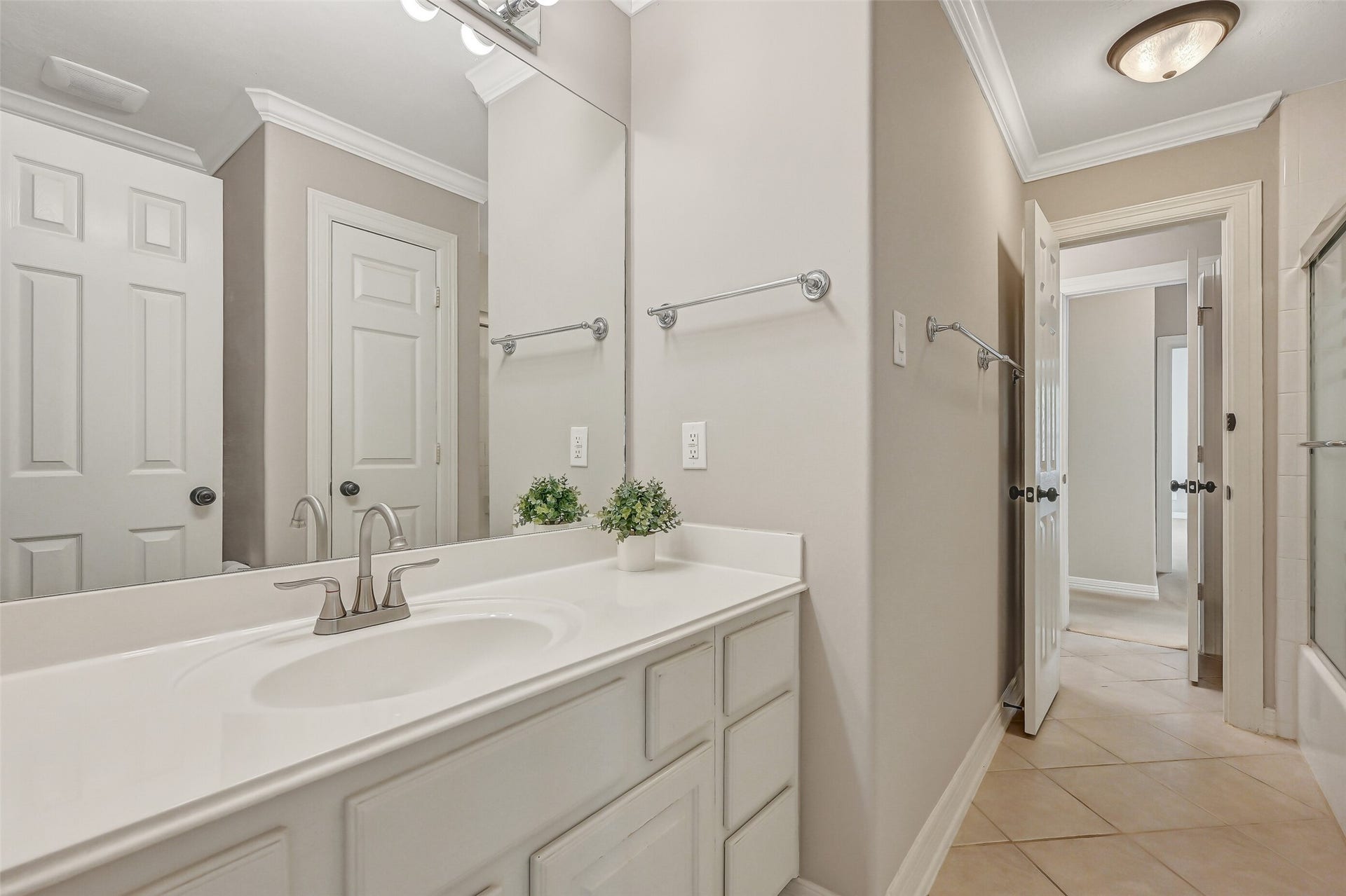 1813 Sandy Lake Drive, Friendswood, TX 77546 From the opposite side, the mirrored layout becomes cleareach side of the Jack & Jill bath enjoys its own vanity and private commode, with the tub/shower shared in the center. Doors at either end connect the bath to the home's separate secondary bedroom areas.