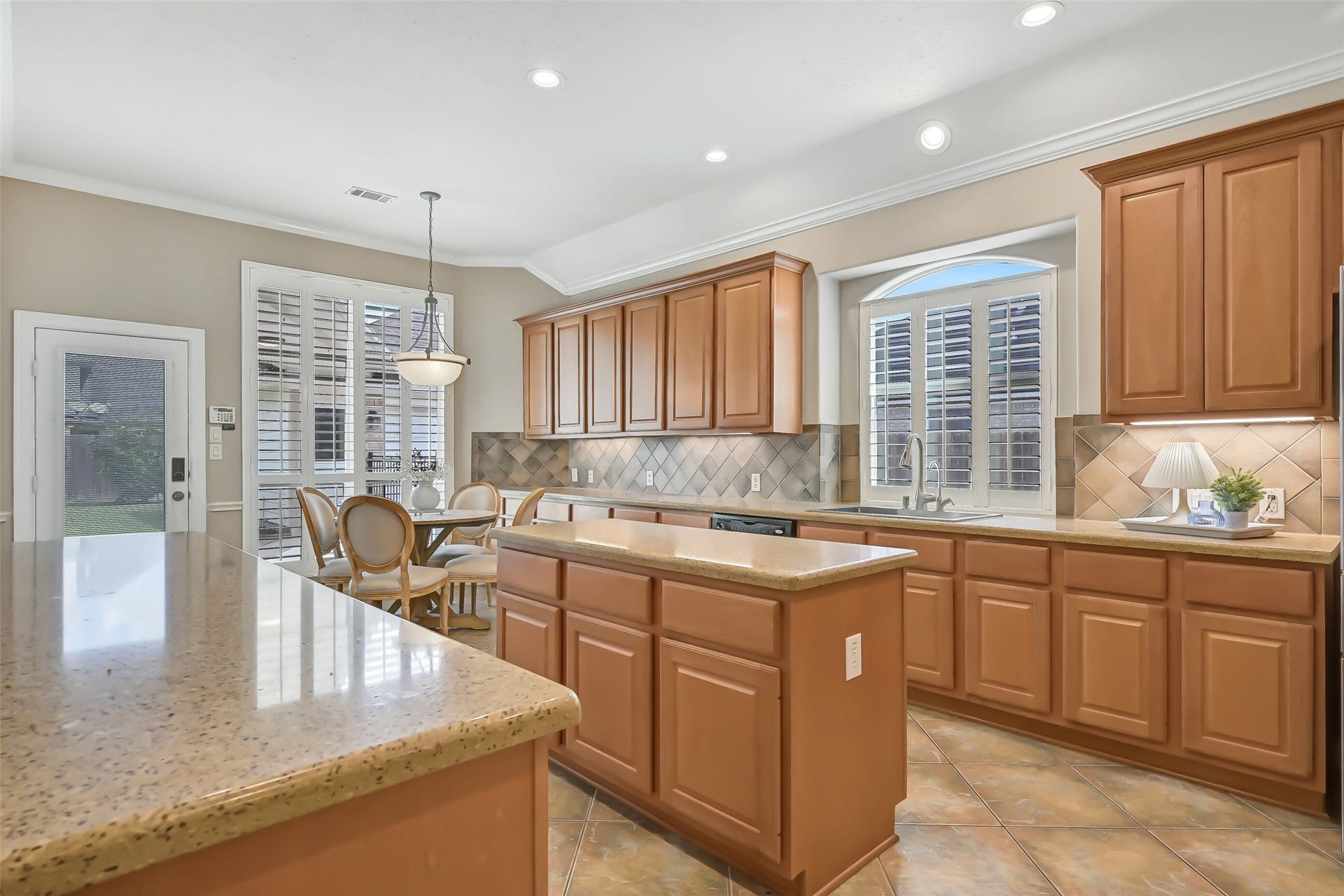 1813 Sandy Lake Drive, Friendswood, TX 77546 The expansive island kitchen offers an abundance of granite counter space & 42" cabinetry, with a large center island providing even more prep and storage space. Recessed lighting, task lighting & a casual breakfast area make this a bright, highly functional gathering space.