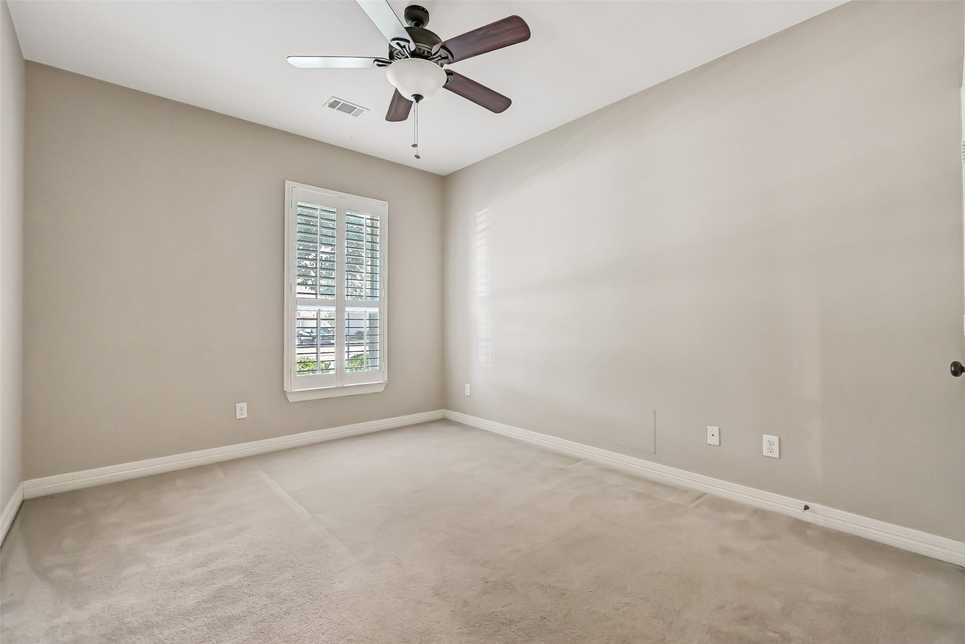 1813 Sandy Lake Drive, Friendswood, TX 77546 A second secondary bedroom completes this side of the home, offering fresh neutral paint, a ceiling fan & plantation-shuttered window. Both bedrooms enjoy convenient access to the uniquely designed Jack & Jill bath connecting the home's secondary bedroom wings.