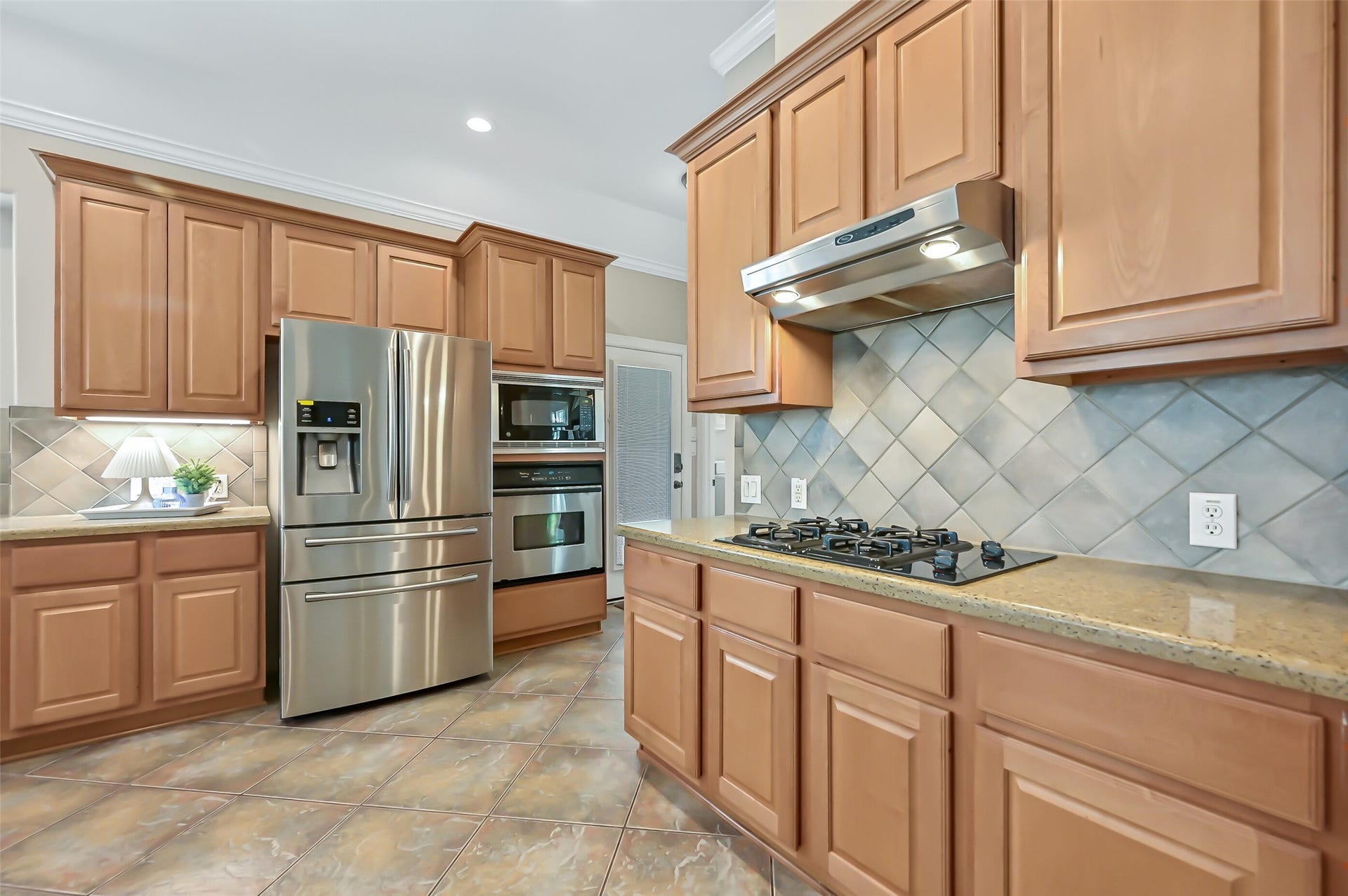 1813 Sandy Lake Drive, Friendswood, TX 77546 The spacious breakfast area is incorporated seamlessly into the kitchen, surrounded by additional cabinetry & counter space for exceptional storage. Plantation-shuttered windows, crown molding & easy access to the backyard complete this inviting casual dining space.