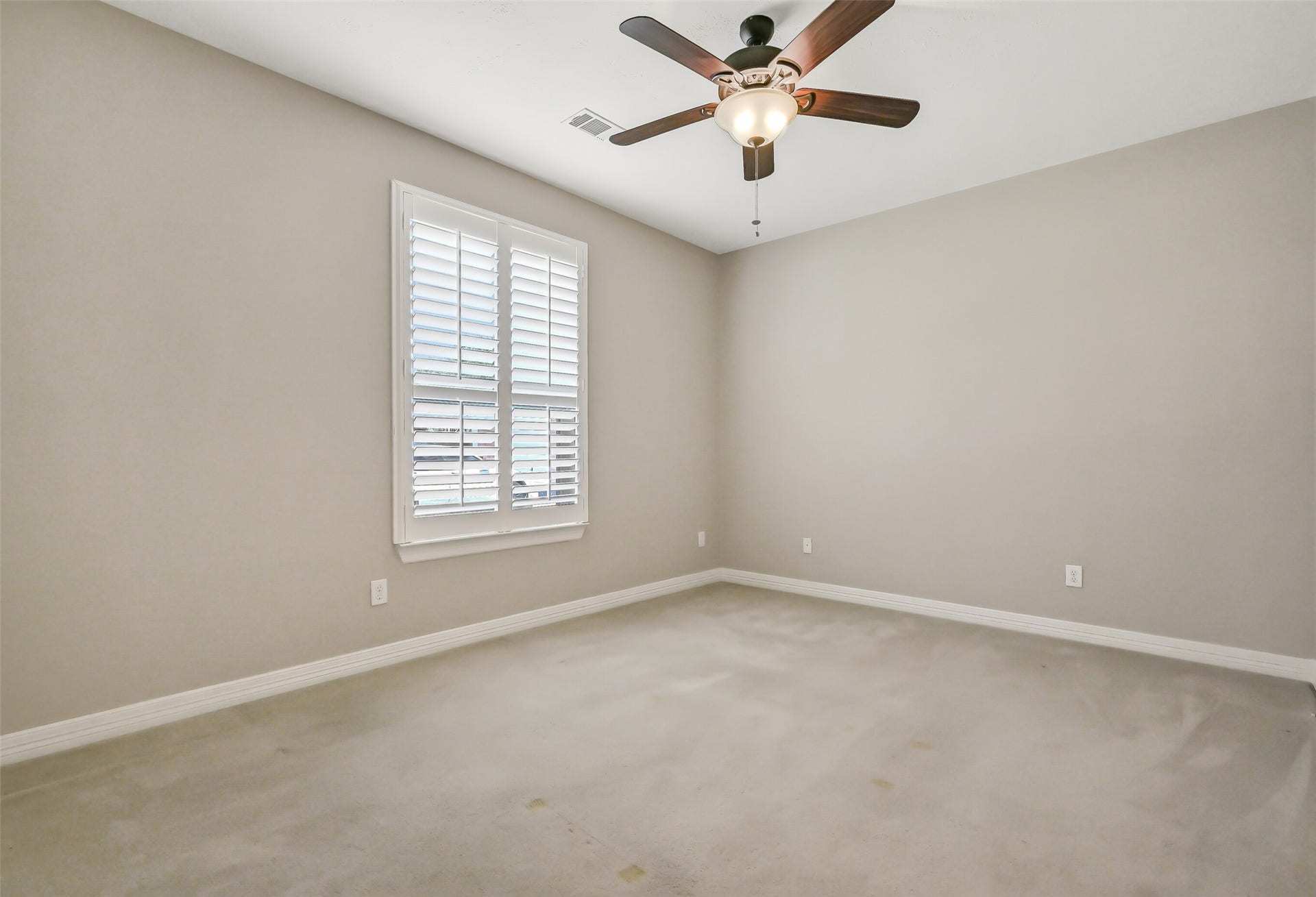 1813 Sandy Lake Drive, Friendswood, TX 77546 Located near the primary suite on the opposite side of the home, the fourth bedroom offers fresh neutral paint, a ceiling fan, plantation-shuttered window & double-door closet, with direct access to the opposite side of the shared Jack & Jill bath.