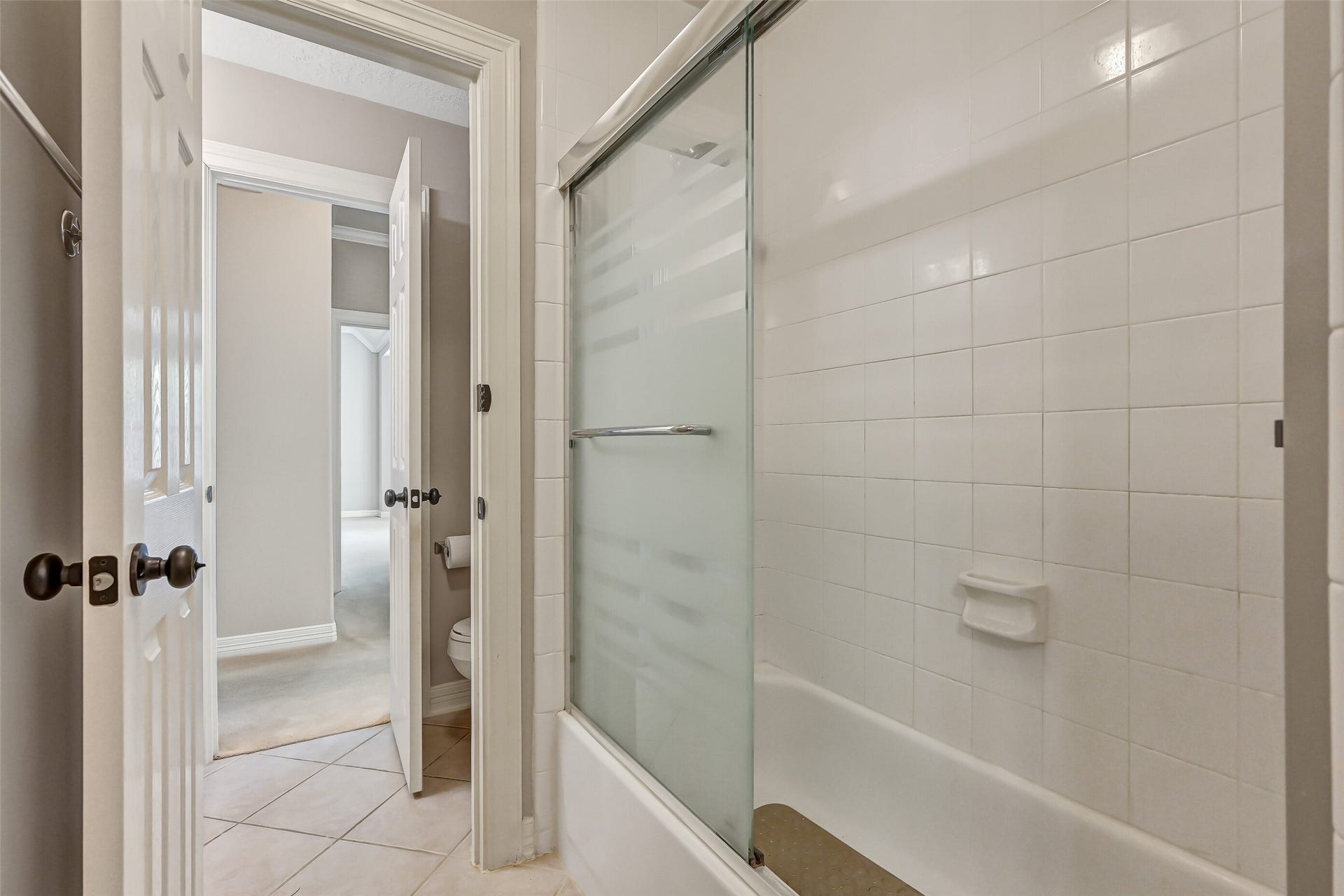 1813 Sandy Lake Drive, Friendswood, TX 77546 The shared tub/shower sits between the two sides of the Jack & Jill bath, allowing each side to maintain its own vanity & private commode. This thoughtful configuration gives multiple occupants significantly more personal space than a traditional shared bath.