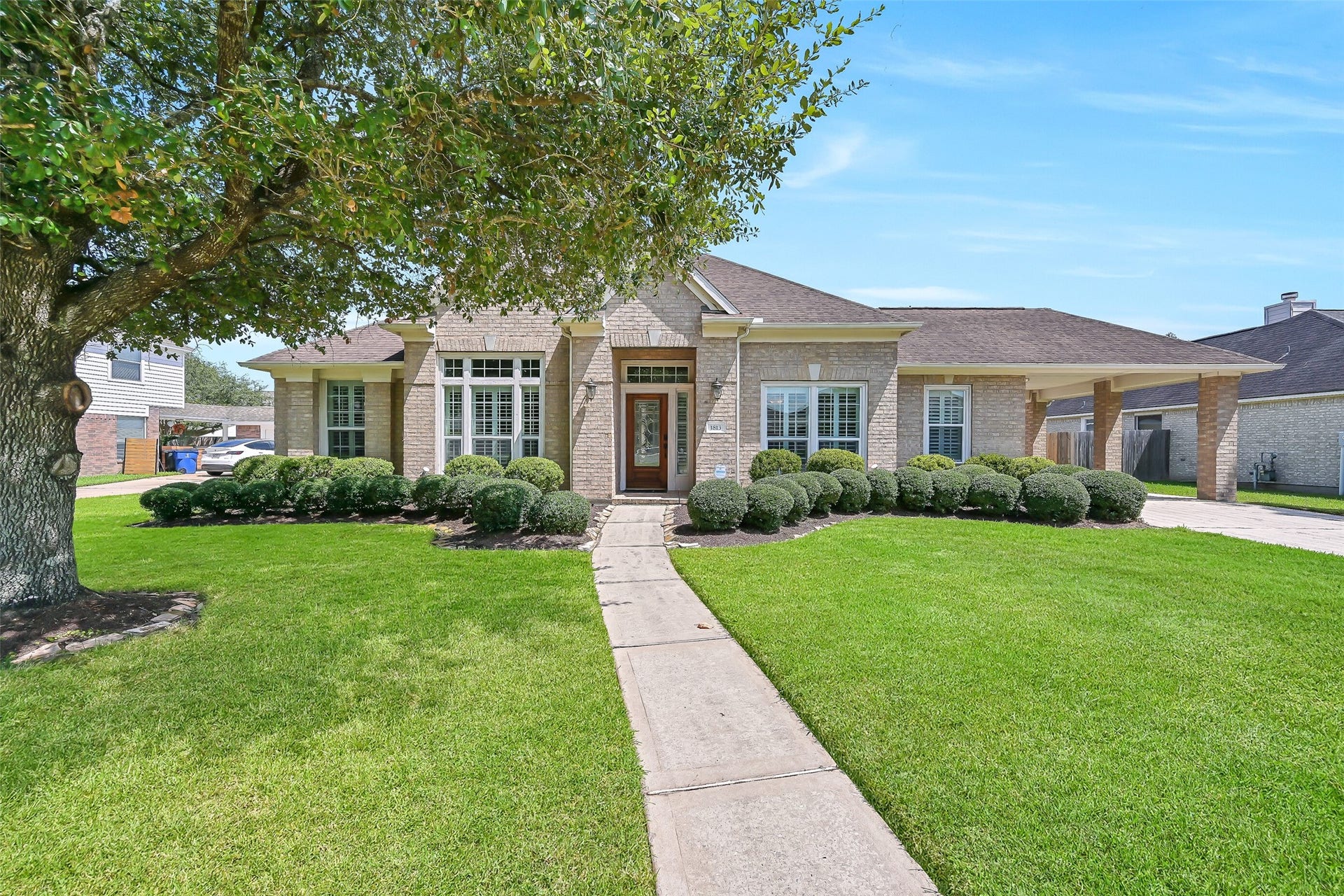 1813 Sandy Lake Drive, Friendswood, TX 77546 Beautifully maintained in sought-after Friendswood Lakes, this spacious single-story home offers 4 bedrooms, 2.5 baths & nearly 2,700 SF on an oversized .27-acre lot, surrounded by mature landscaping with a porte-cochre leading to the detached garage.
