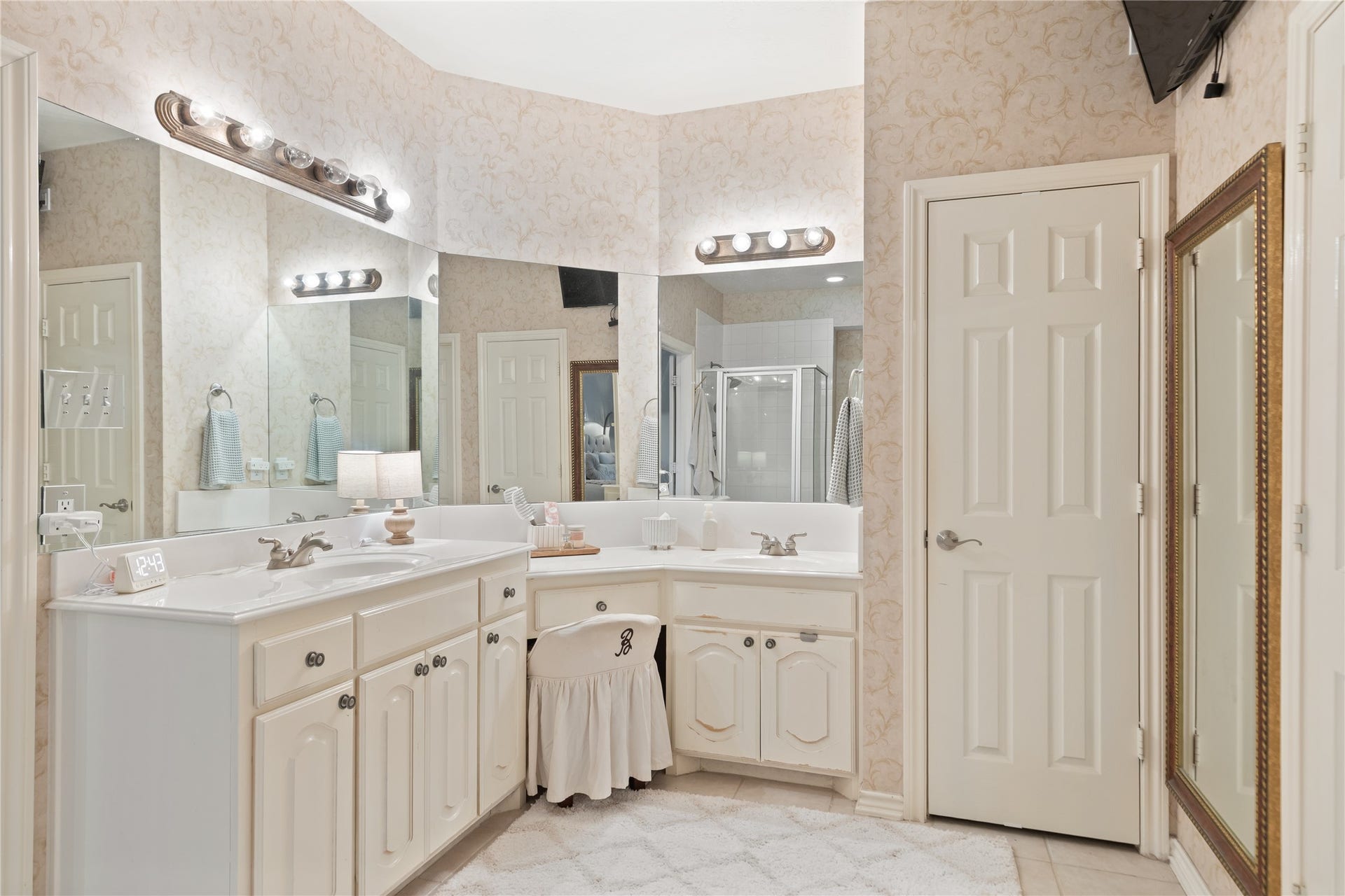 16511 E Canterra Circle, Houston, TX 77095 Expansive primary bathroom