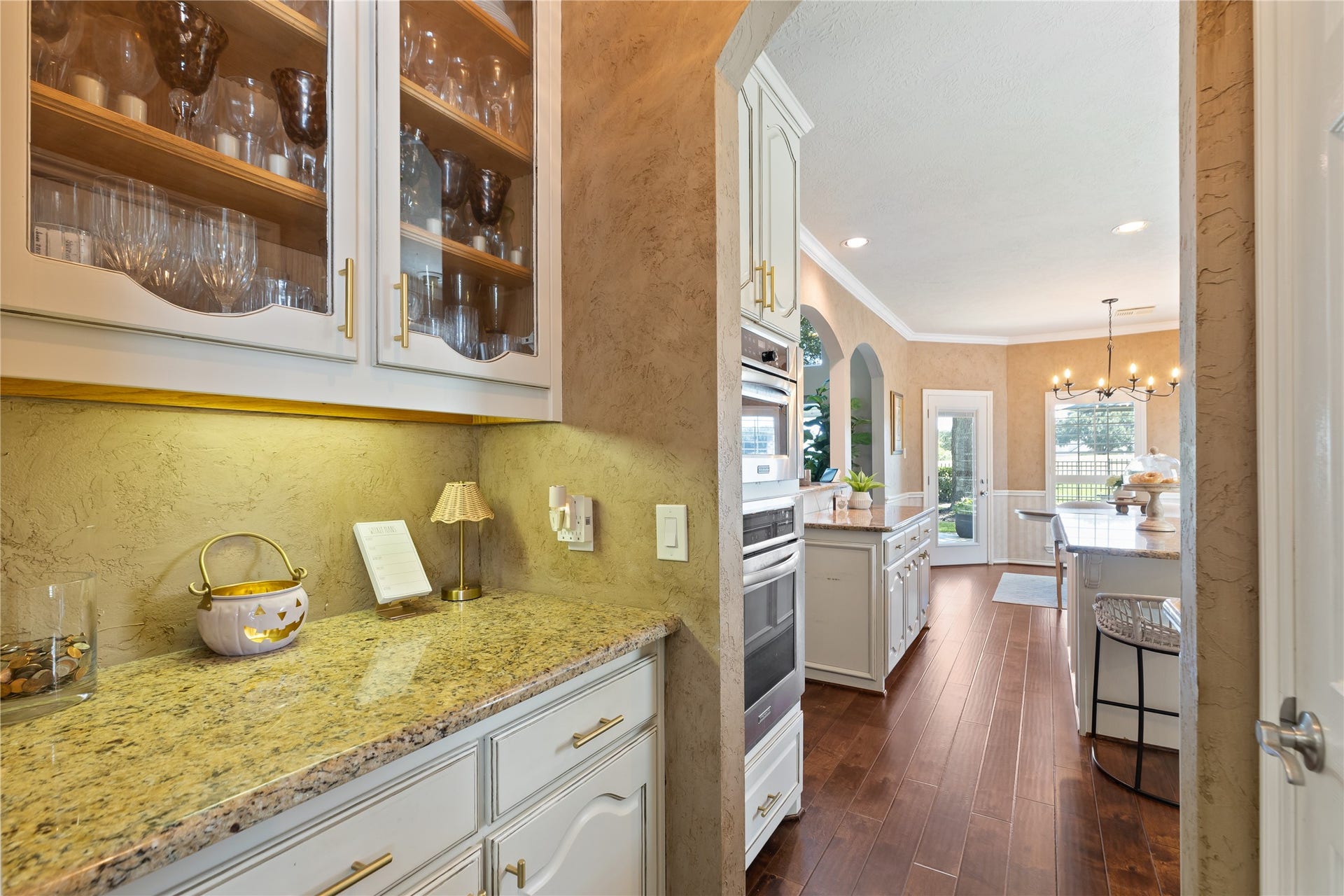 16511 E Canterra Circle, Houston, TX 77095 Butler's pantry with glass cabinet doors