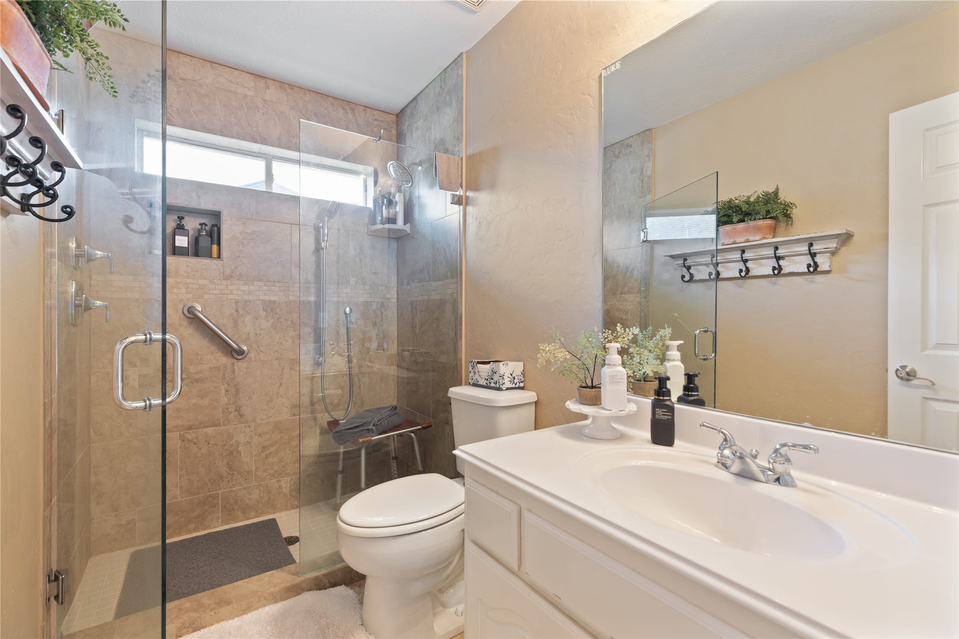 16511 E Canterra Circle, Houston, TX 77095 Upstairs bathroom with walk in shower between bedrooms #3 and #4