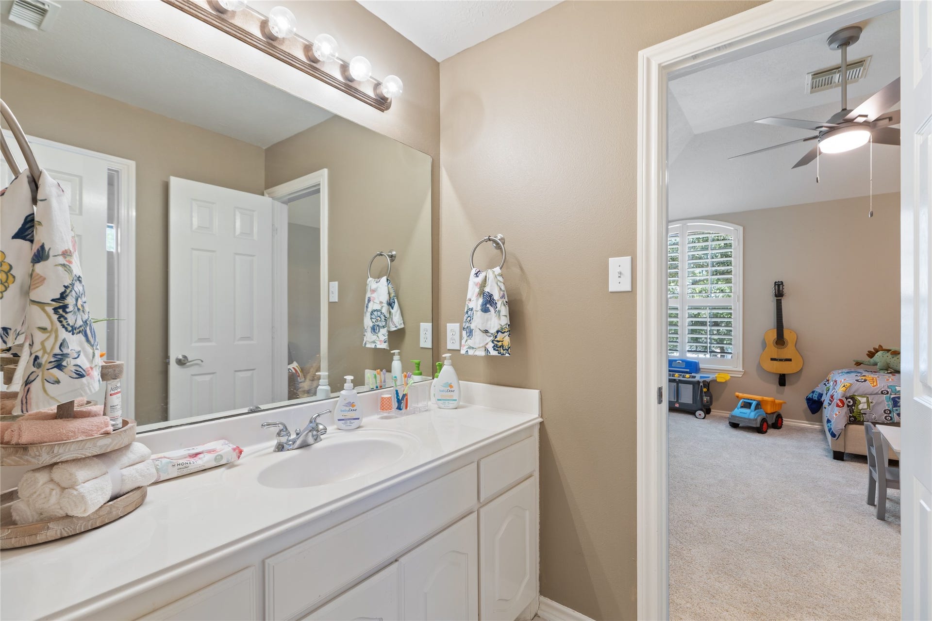 16511 E Canterra Circle, Houston, TX 77095 Upstairs Jack-N-Jill bathroom