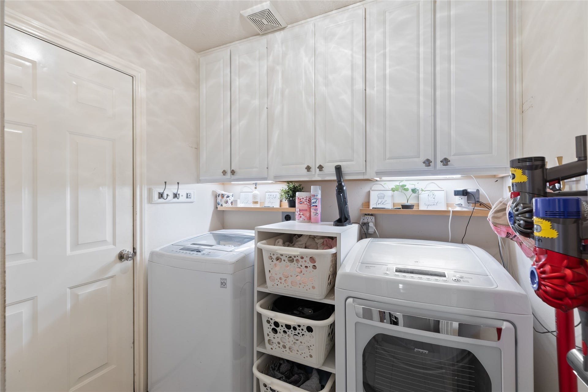 16511 E Canterra Circle, Houston, TX 77095 Laundry room with built in cabinets
