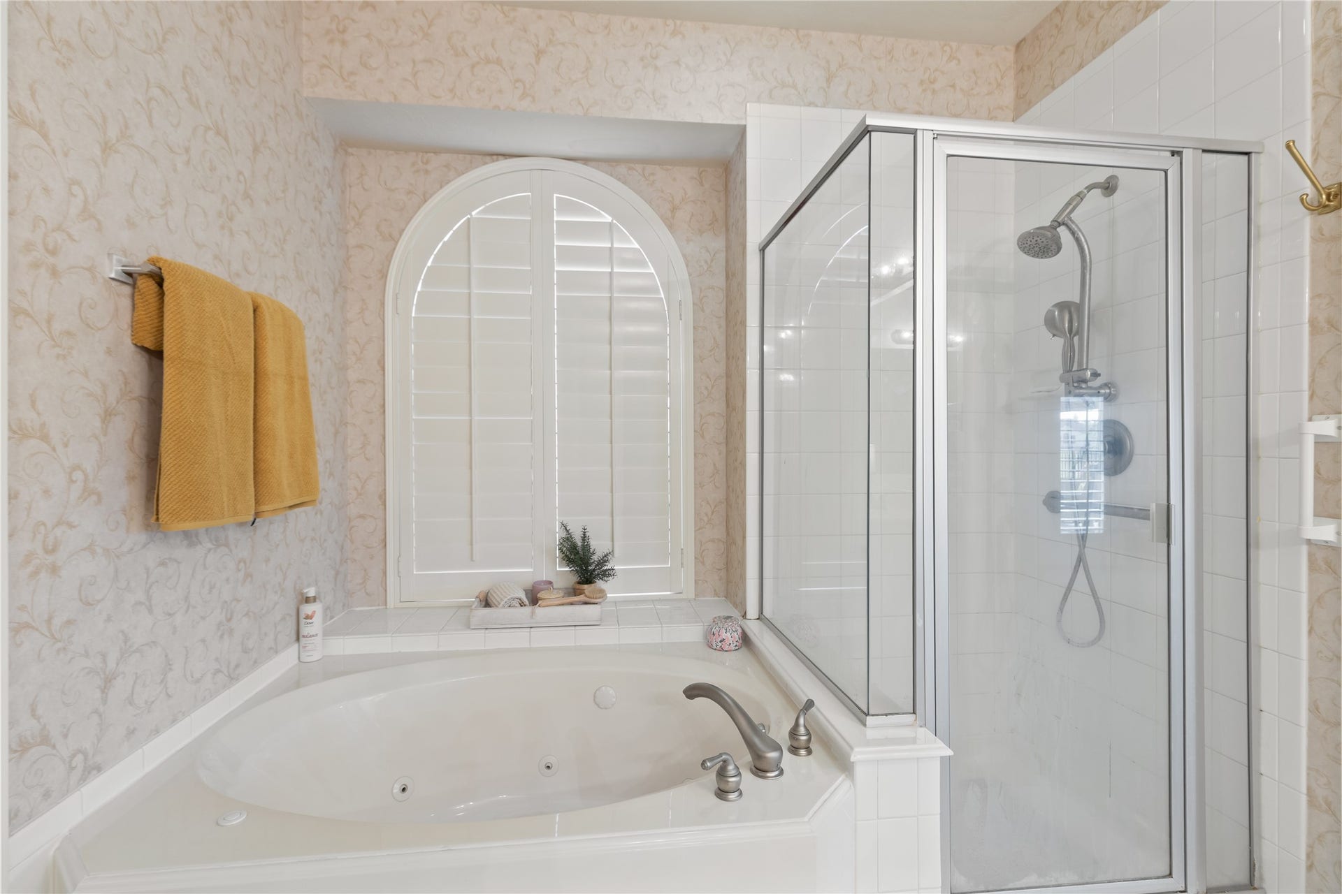 16511 E Canterra Circle, Houston, TX 77095 Primary bathroom soaker tub and shower