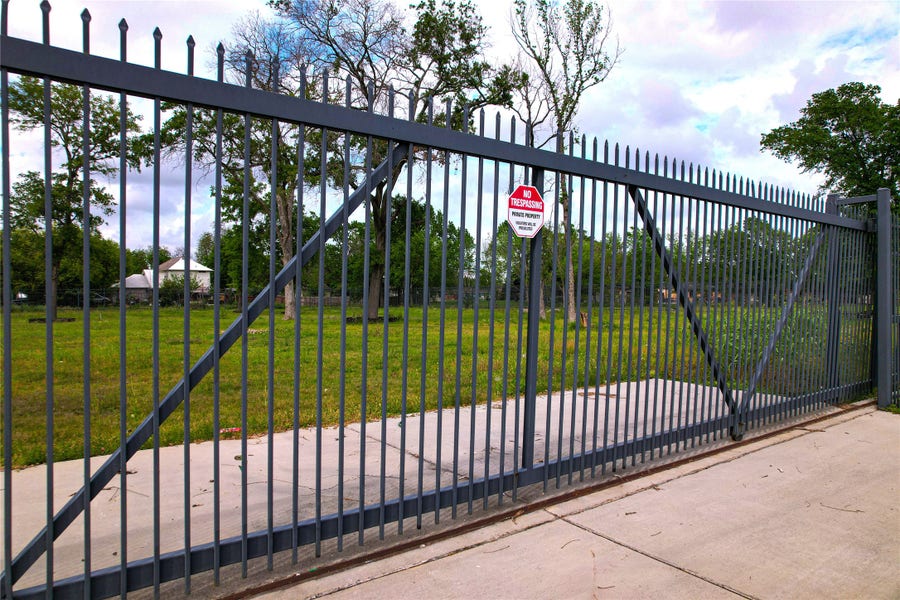 Property photo for 407 Victoria Drive, Houston, TX