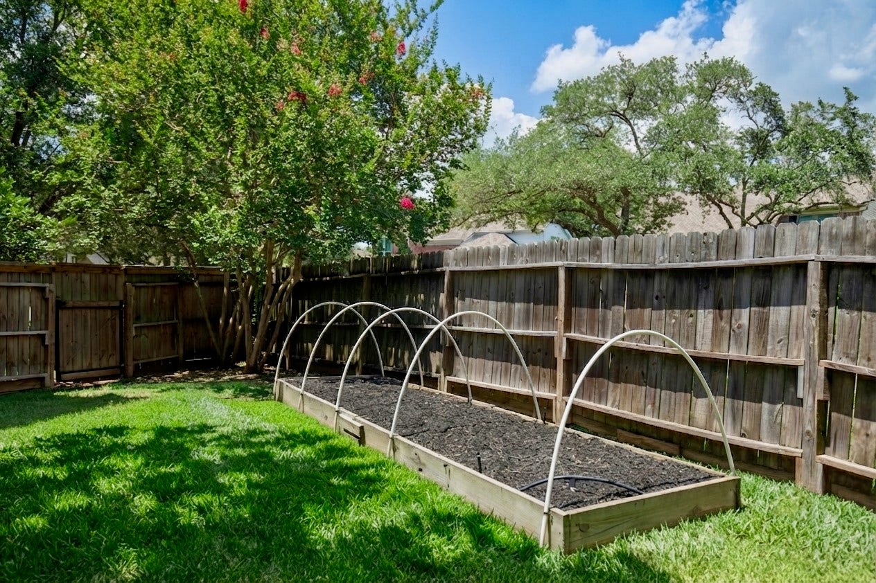 3007 Rimrock Drive, Missouri City, TX 77459 THE SIDE-YARD FEATURES A FRESHLY TURNED GARDEN BED READY FOR NEXT SEASON!!!