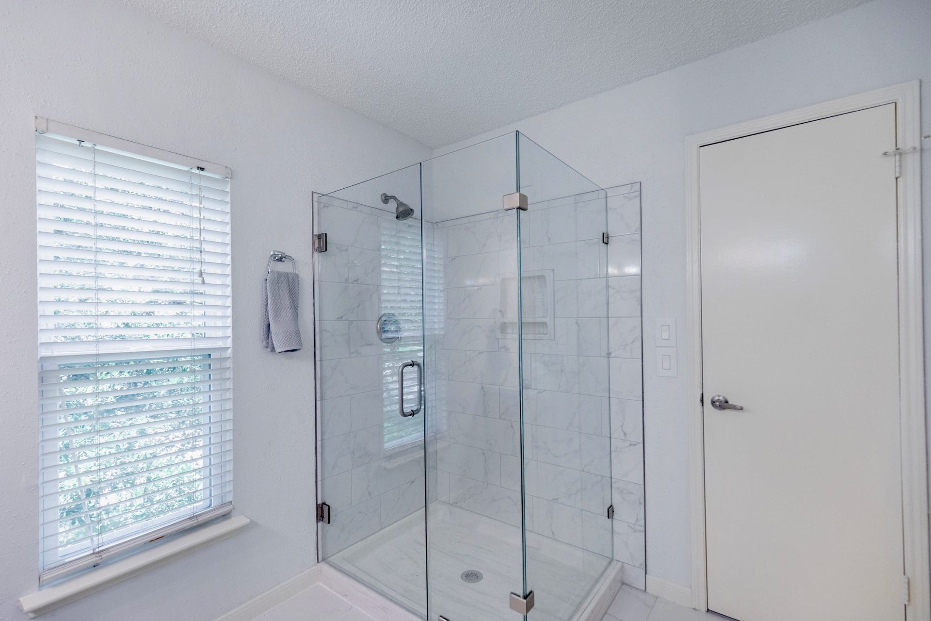 3007 Rimrock Drive, Missouri City, TX 77459 THIS SPACIOUS BATHROOM SHOWCASES AN ELEGANT SEAMLESS SHOWER WITH MARBLE TILE INLAYPURE SPA-LIKE RELAXATION!!!