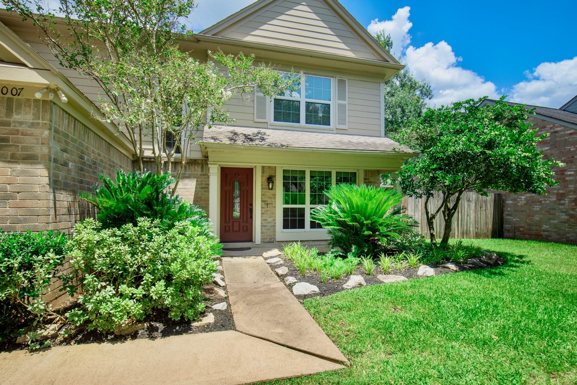 3007 Rimrock Drive, Missouri City, TX 77459 RECENT RENOVATIONS, A BEAUTIFUL CORNER LOT, AND A WARM FARMHOUSE-INSPIRED FEELWELCOME YOUR APPROACH HOME!!!