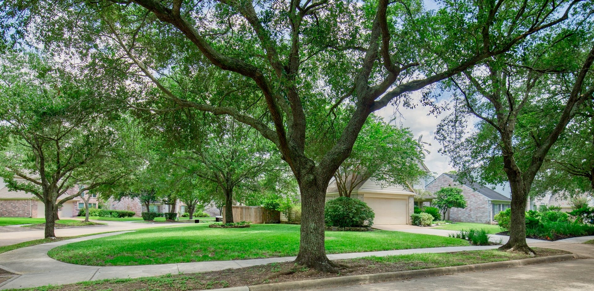3007 Rimrock Drive, Missouri City, TX 77459 SITUATED ON AN ENORMOUS CORNER LOT, ZONED TO FORT BENDS FINEST SCHOOLS, AND FINISHED WITH RECENT RENOVATIONSTHIS HOME IS A MUST-SEE!!!