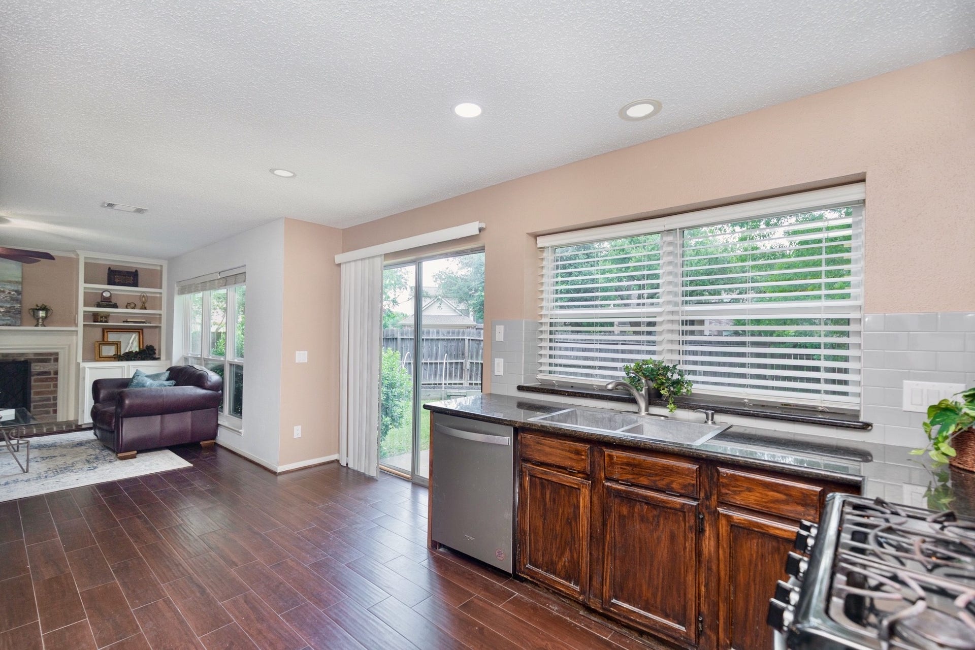 3007 Rimrock Drive, Missouri City, TX 77459 PRESTINLY SITUATED AS THE HEART OF THE HOME AND BASKING IS SERENE VIEWS OF THE MITICLUOUS GROUND, THIS KITCHEN HAS IT ALL!!!