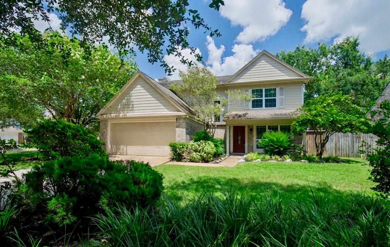 3007 Rimrock Drive, Missouri City, TX 77459 LOCATION! LOCATION! LOCATION! - STATELY CURB APPEAL, WRAPPED IN LUSH LANDSCAPINGTASTE-FULLY APPOINTED THROUGHOUT, 3007 RIMROCK DR. IS A MUST-SEE!!!