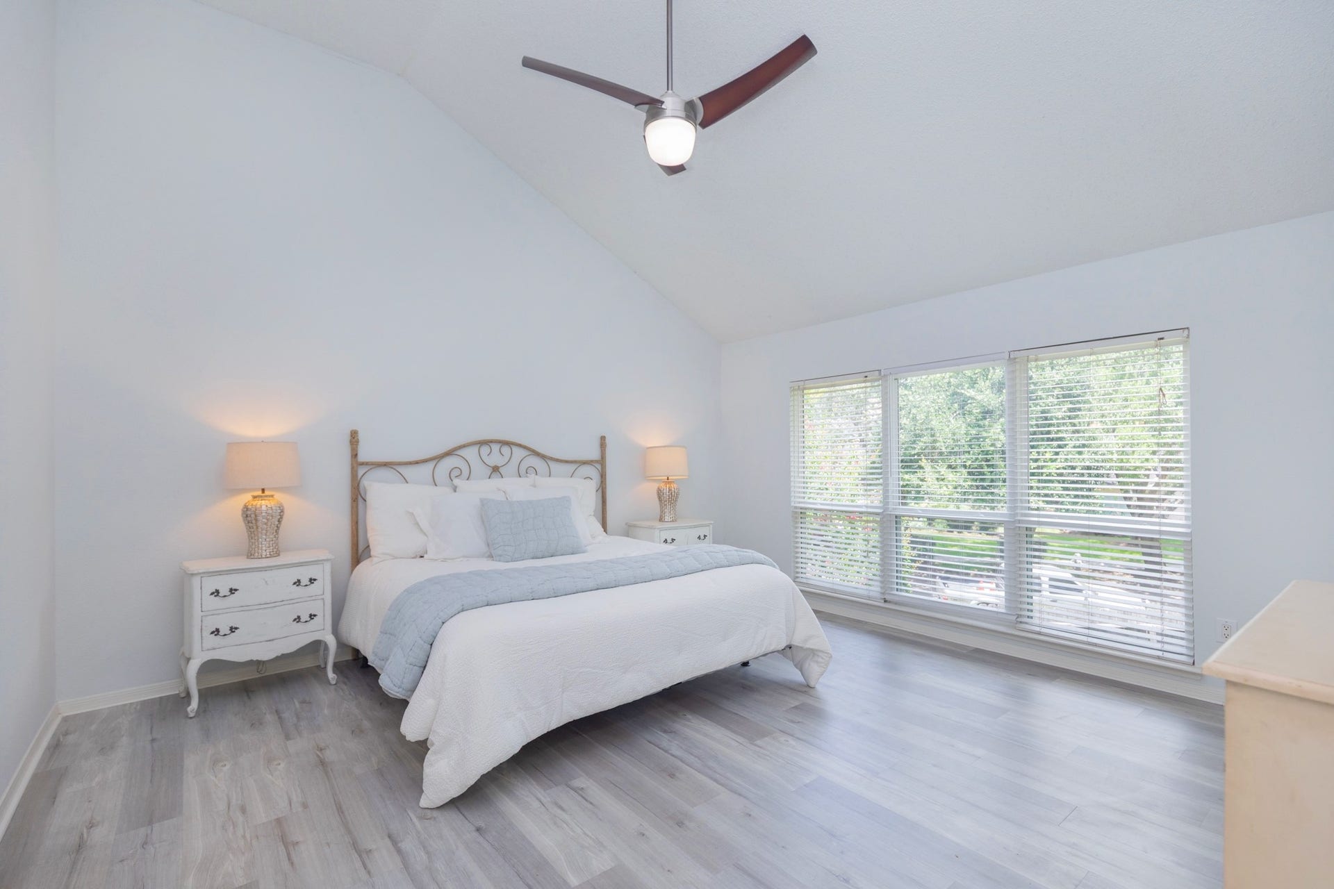 3007 Rimrock Drive, Missouri City, TX 77459 BOASTING A FRESH PAINT PALETTE, STYLISH FLOORING, AND SOARING CEILINGS, THIS PRIMARY BEDROOM IS TRULY AMAZING!!!