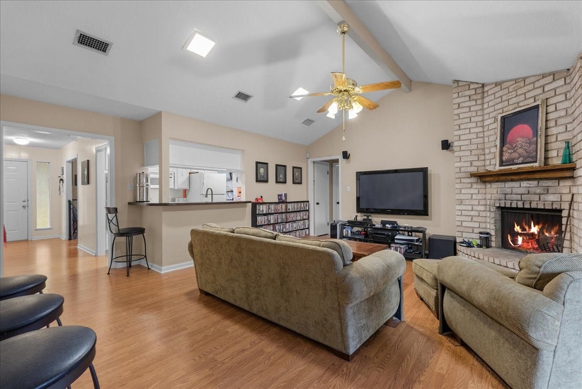 214 Oakwood Street, League City, TX 77573 Open living area with vaulted ceiling and convenient kitchen pass-through.