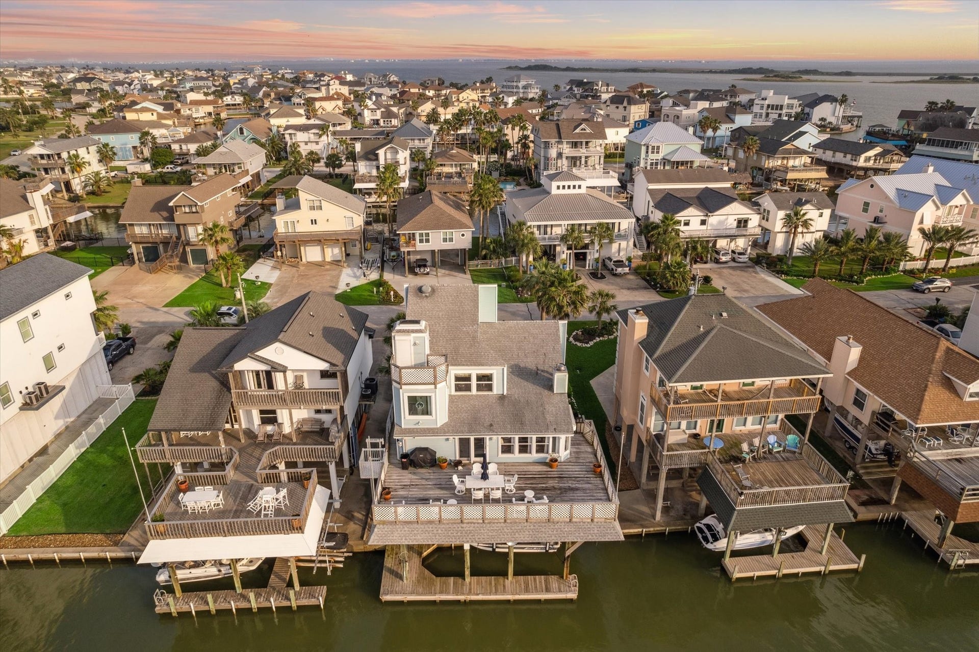 251 Isles End Road, Tiki Island, TX 77554 251 Isles End Road, Tiki Island, TX 77554