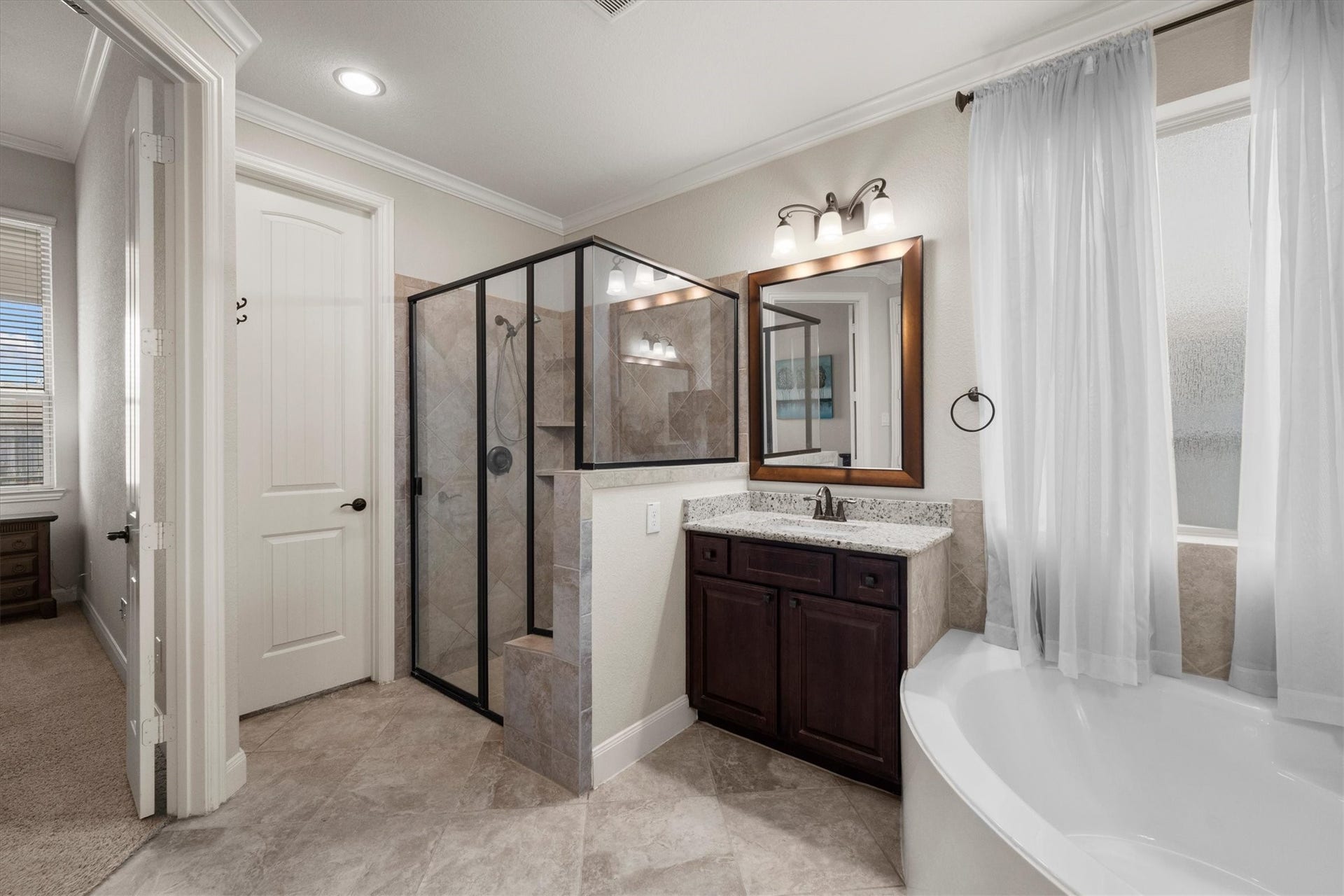 17903 Fernwood Bend Drive, Tomball, TX 77377 Team Shower more your style? You can really steam it up in this extended shower with bench and corner shelving.