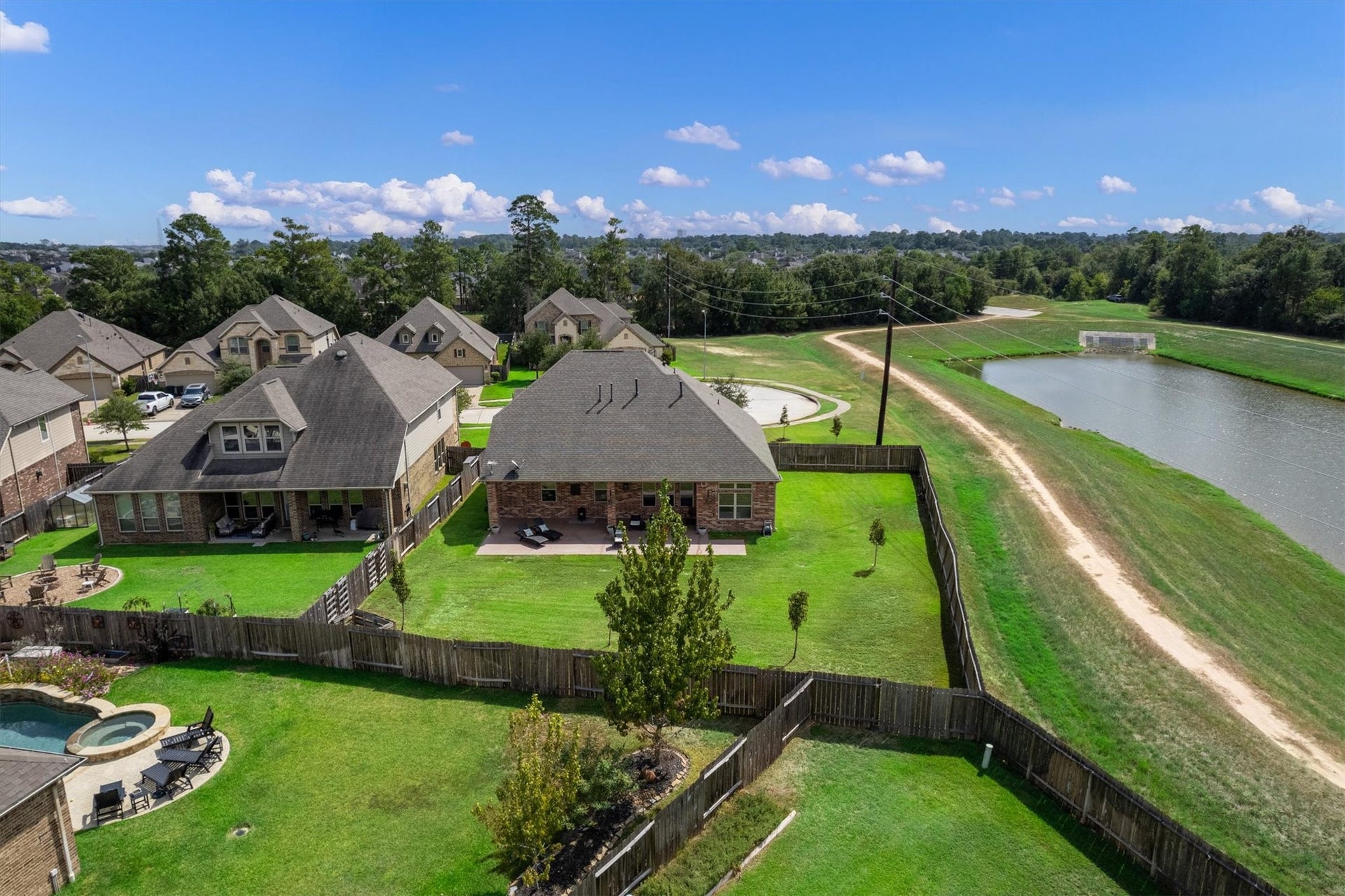 17903 Fernwood Bend Drive, Tomball, TX 77377 Working on getting your 10,000 steps a day in? With the trail right here there are no more excuses.