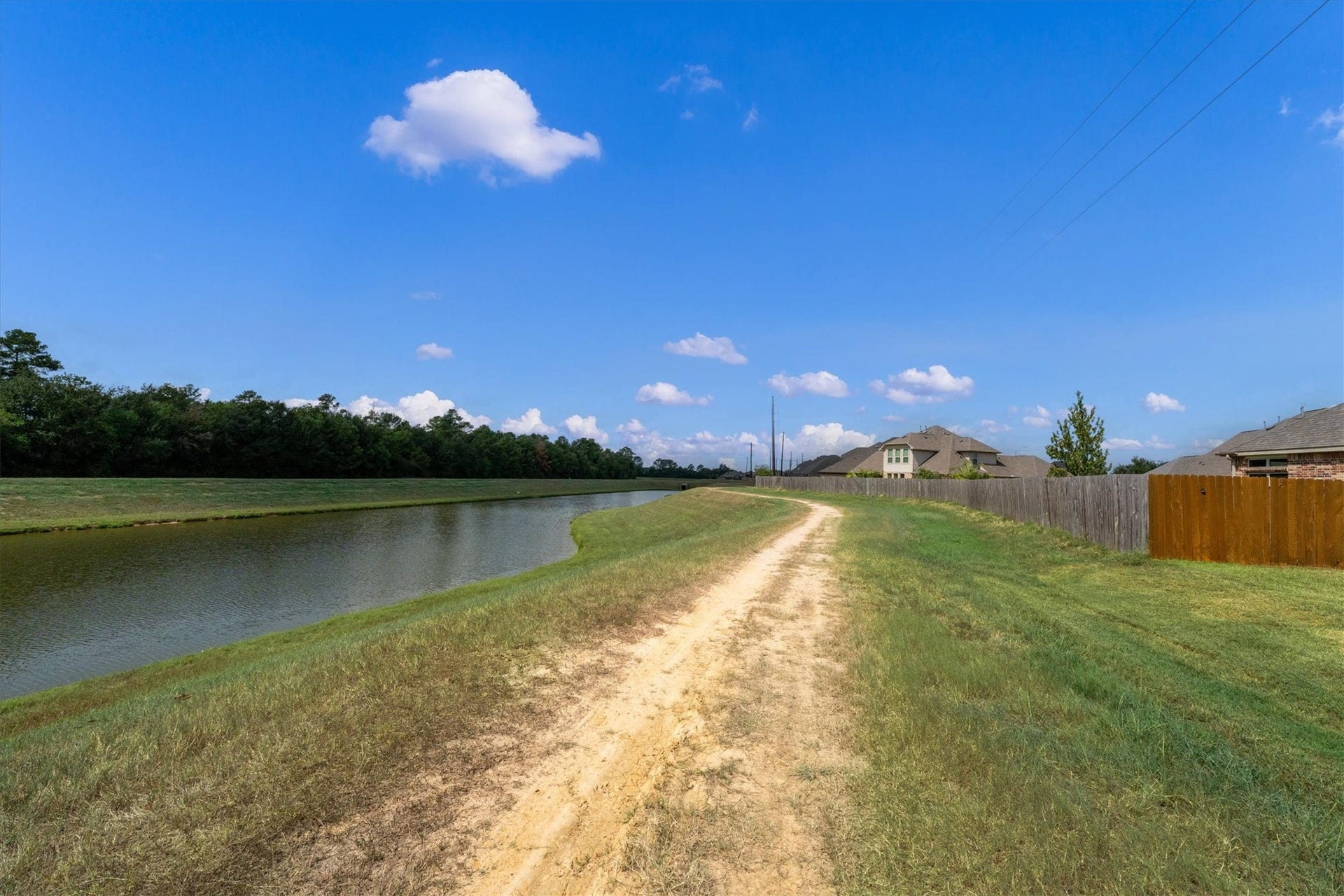 17903 Fernwood Bend Drive, Tomball, TX 77377 This path is part of the Northwest Harris County Mud #5 Trail - a multi-use 5+ mile trail. Google it!
