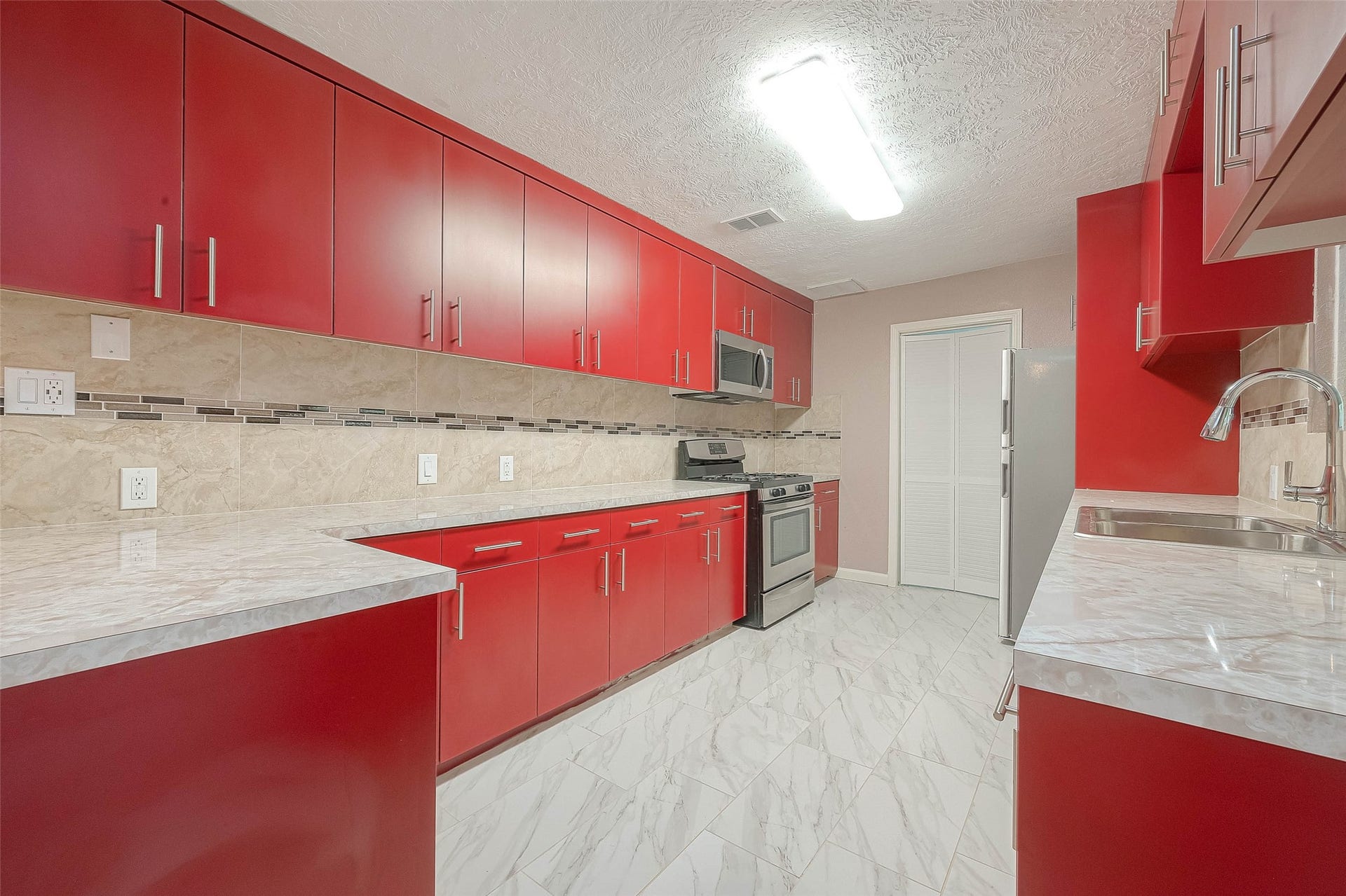 7022 Triola Lane, Houston, TX 77074 Lots of storage and countertop space.