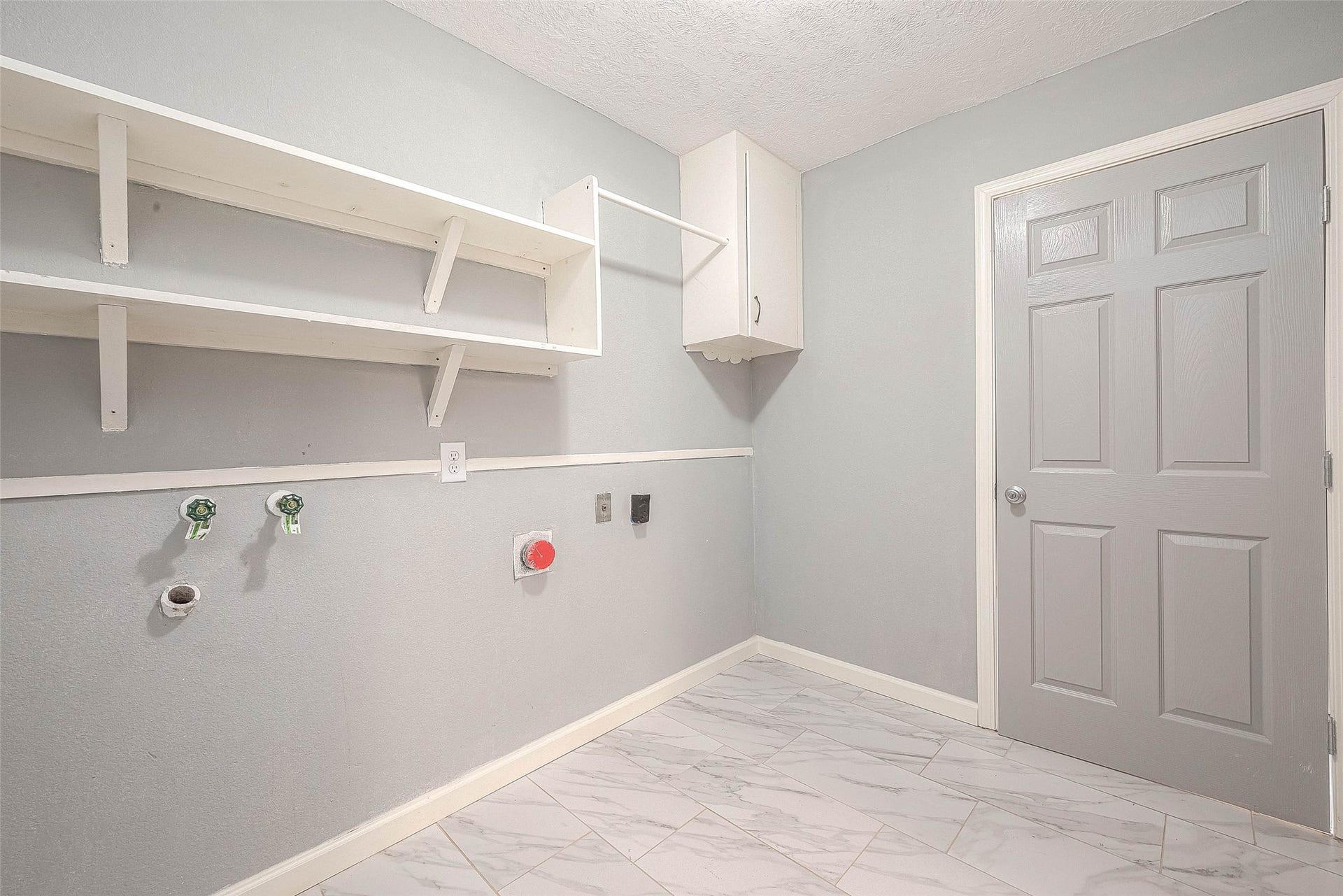 7022 Triola Lane, Houston, TX 77074 Utility room inside the home.