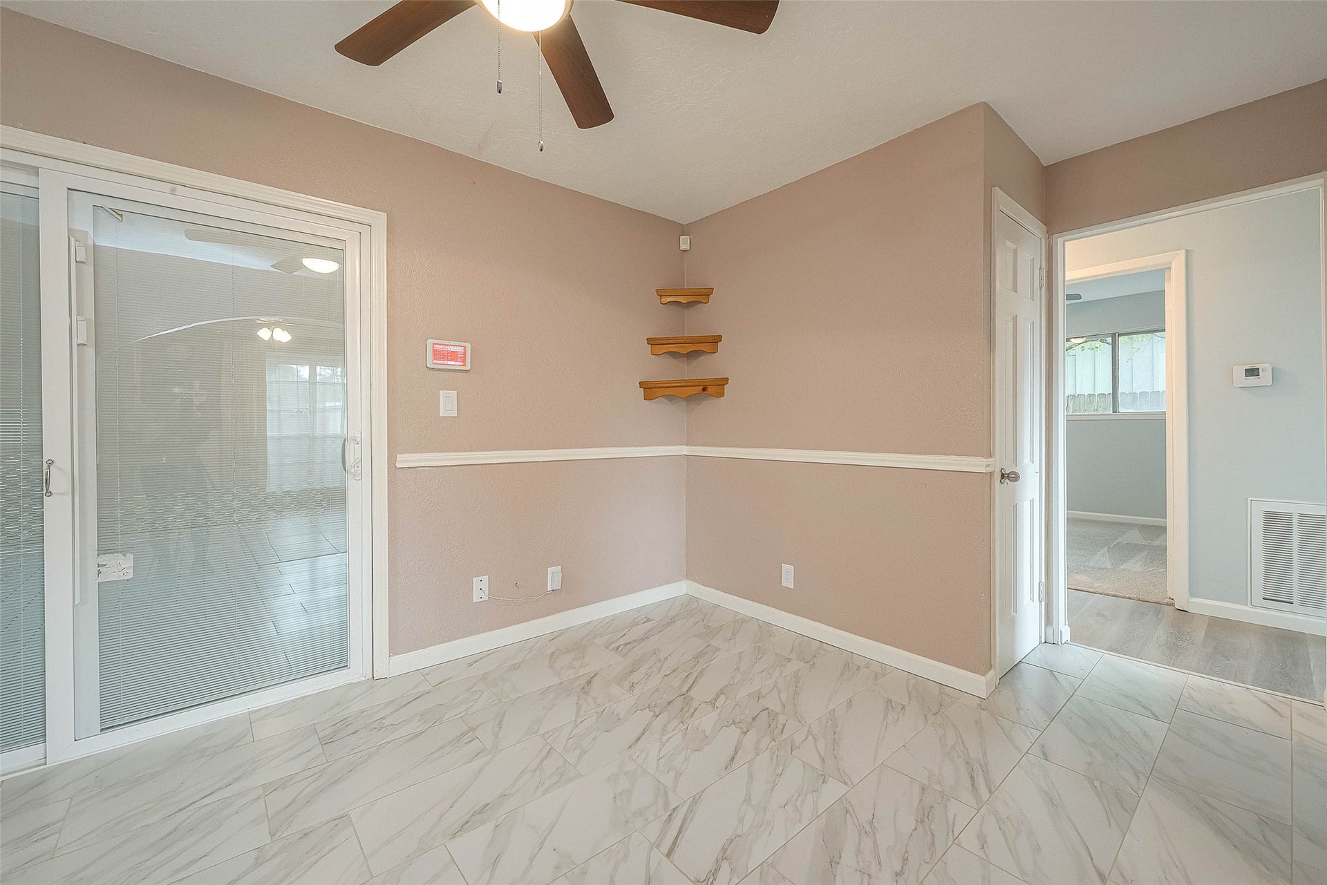 7022 Triola Lane, Houston, TX 77074 Breakfast area with a view to the backyard.