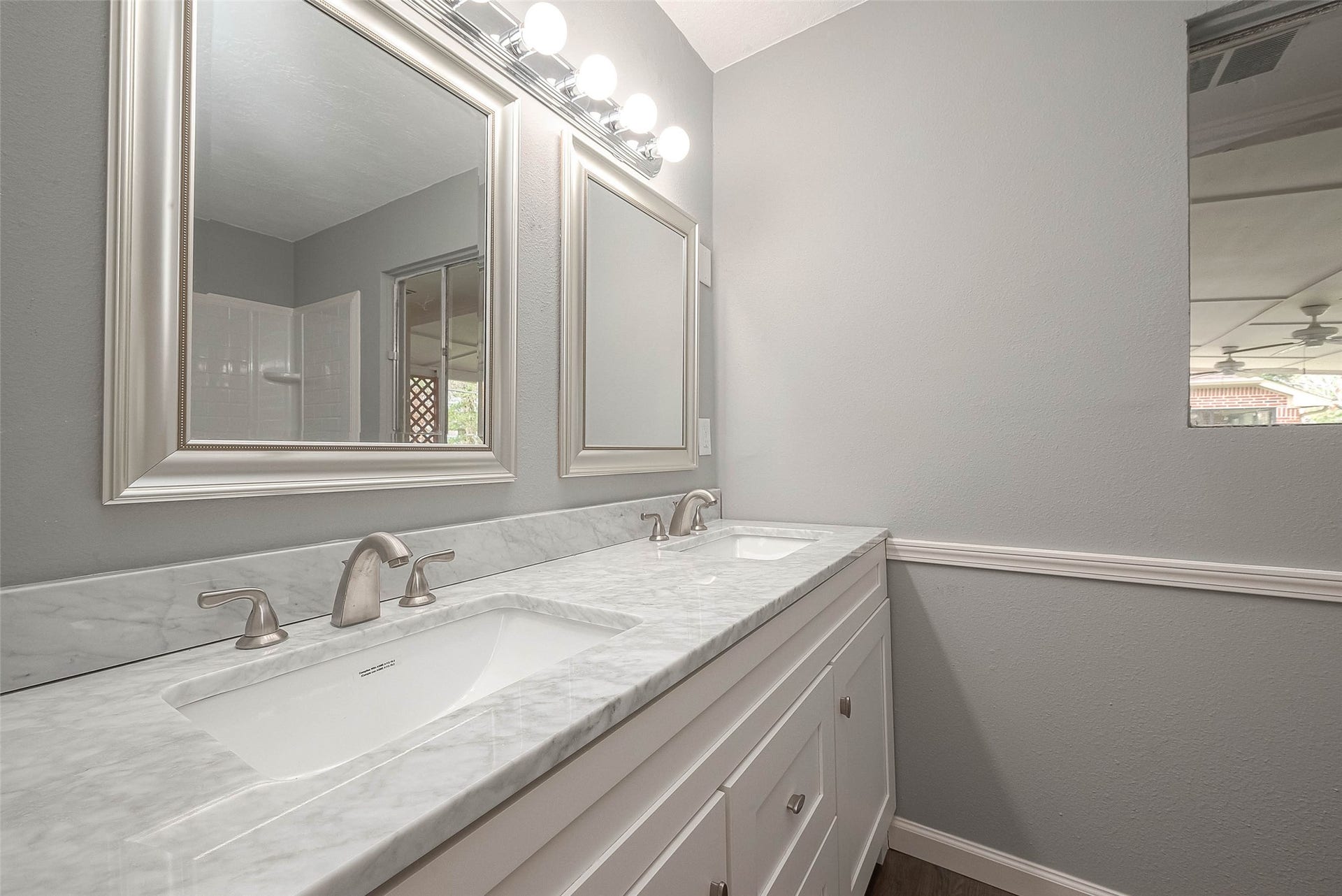 7022 Triola Lane, Houston, TX 77074 Full Hall bathroom