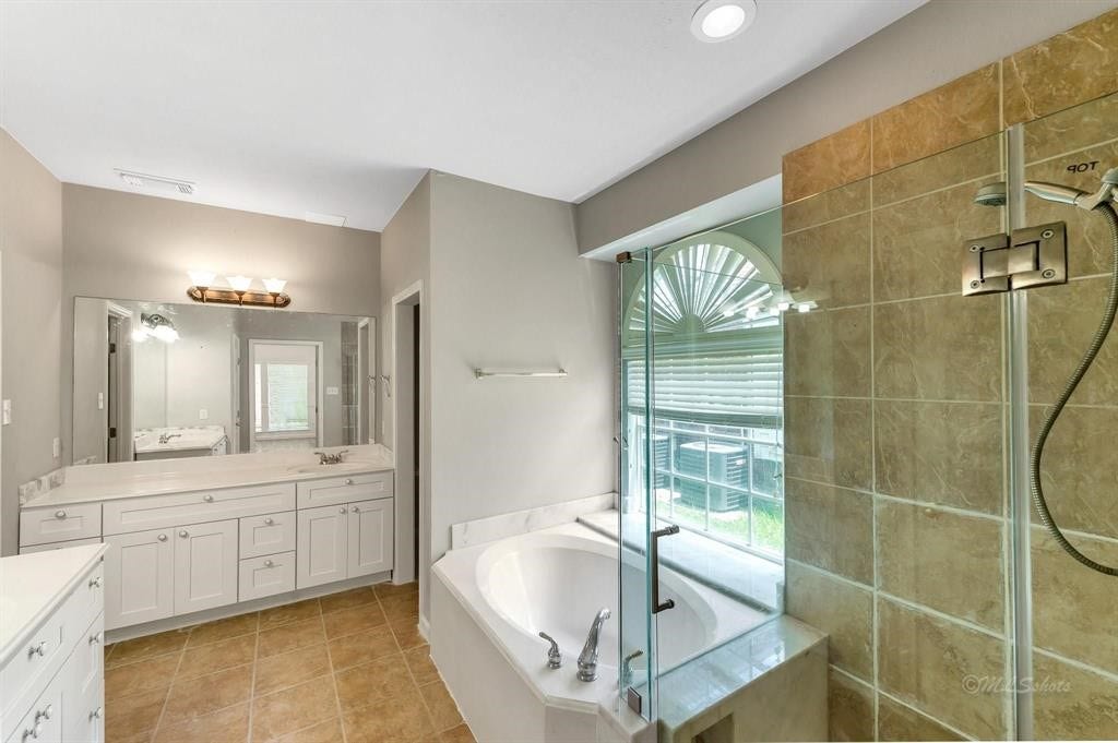 20419 Cajon Canyon Court, Katy, TX 77450 Primary Bathroom with Shower and Tub