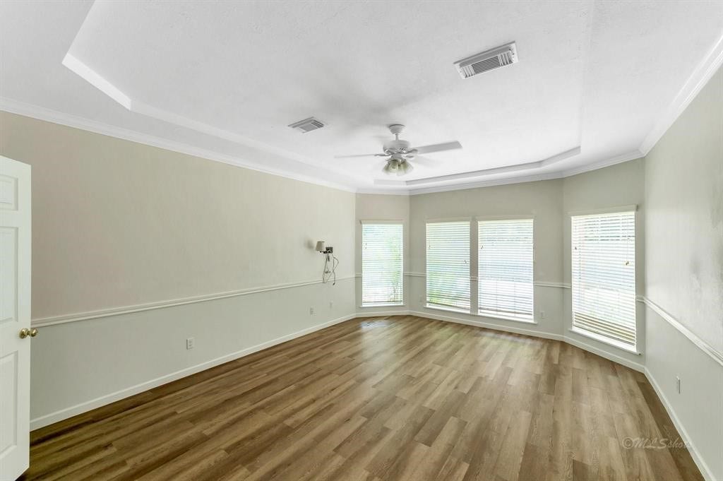 20419 Cajon Canyon Court, Katy, TX 77450 Primary Bedroom with Vaulted Ceiling and Large Windows